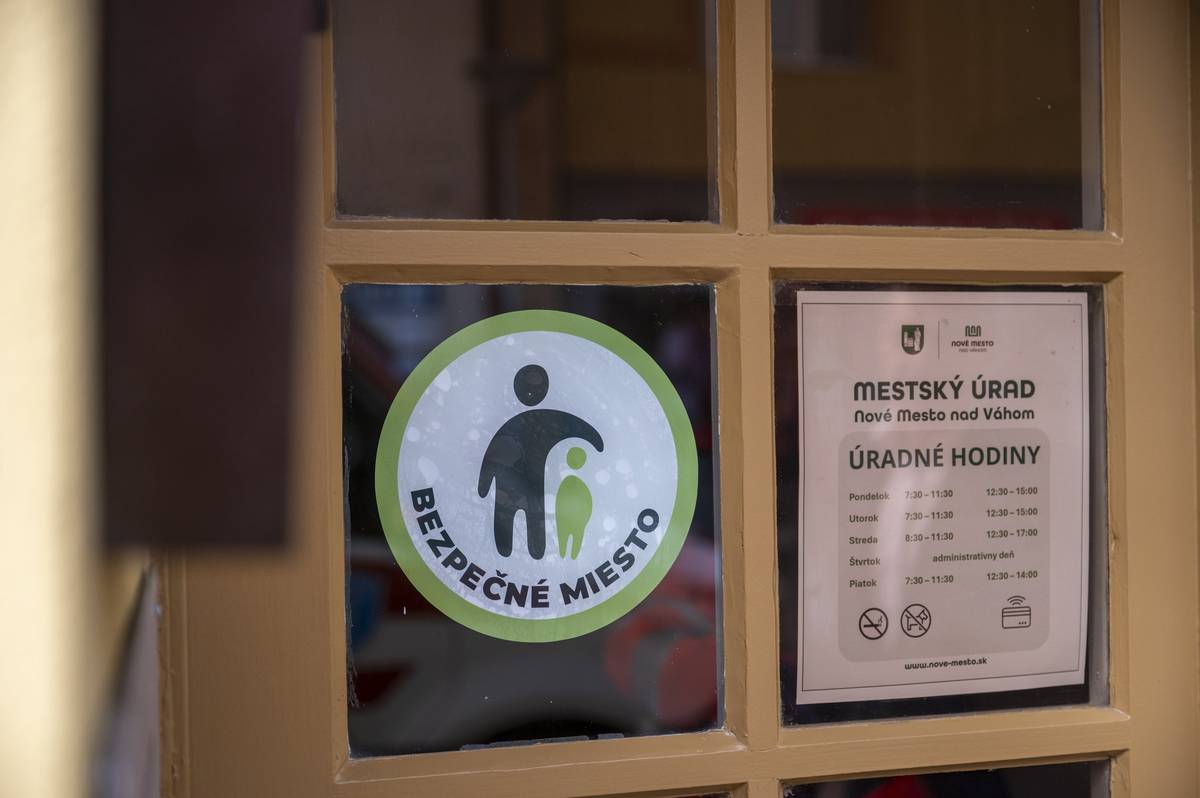 Tu si vždy v bezpečí: Mestský úrad sa pridal ku kampani Bezpečné miesto Mestský úrad sa dnes aj oficiálne zaradil medzi miesta, ktoré dávajú deťom jasný odkaz: tu môžete požiadať o pomoc a budete vypočuté. Zapojením sa do celoslovenskej kampane „Bezpečné miesto“ sa naše mesto aktívne hlási k ochrane práv detí a k vytváraniu prostredia, kde sa deti nemusia báť ozvať. Kampaň „Bezpečné miesto“ je iniciatíva, ktorá na Slovensku buduje sieť dostupných a dôveryhodných bodov pomoci pre deti. Jej cieľom je podporiť práva detí a ich možnosť obrátiť sa na inštitúcie v situáciách, keď sa cítia ohrozené, osamelé alebo zažívajú šikanu či násilie – v rodine, v škole alebo vo svojom okolí. Zároveň sa zameriava na to, aby deti vedeli, že požiadať o pomoc nie je slabosť, ale ich prirodzené právo. Do tejto iniciatívy sú zapojené viaceré inštitúcie – úrady práce, sociálnych vecí a rodiny, policajné stanice, ako aj mestské a obecné úrady. Práve tieto miesta sú označené viditeľnými nálepkami a plagátmi, ktoré signalizujú, že ide o bezpečný bod, kde deti nájdu podporu. Aj na dverách nášho mestského úradu od dnešného dňa pribudla nálepka „Bezpečné miesto“. Tento symbol však predstavuje viac než len označenie – je vyjadrením záväzku. Zamestnanci úradu sú pripravení pristupovať k deťom citlivo, vypočuť ich bez predsudkov a pomôcť im nájsť riešenie alebo sprostredkovať odbornú pomoc. Mestský úrad sa tak stáva súčasťou širšieho systému ochrany detí, ktorý stojí na spolupráci verejných inštitúcií, samospráv a odborníkov. V praxi to znamená, že pracovníci úradu sú pripravení reagovať na podnety detí, vypočuť ich bez predsudkov a zabezpečiť, aby sa ich situácia riešila primerane a s rešpektom k ich dôstojnosti. Každé dieťa má kam prísť: Mestský úrad je Bezpečné miesto | www.nove-mesto.sk