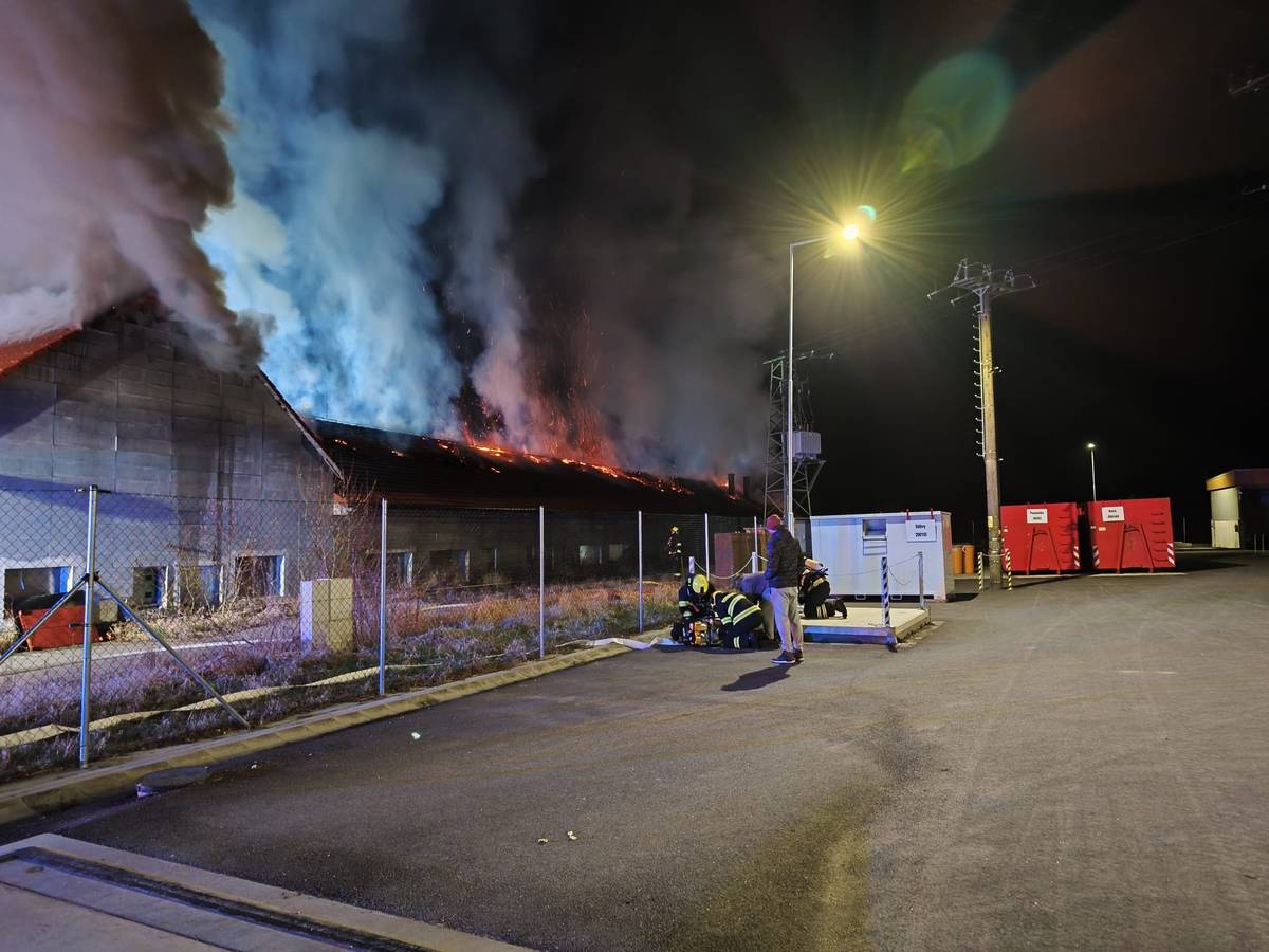 Pět hasičských jednotek, včetně místních dobrovolných hasičů, zasahovalo včera od devíti hodin večer až do ranních hodin u požáru budovy v blízkosti nového sběrného dvora. Ranní světlo odhalilo rozsah škod, které požár způsobil. Místní jednotka je na místě nepřetržitě více než dvanáct hodin. Při události naštěstí nedošlo k žádnému zranění osob. Velké poděkování patří všem hasičům a dalším zasahujícím, kteří se na likvidaci požáru podíleli.