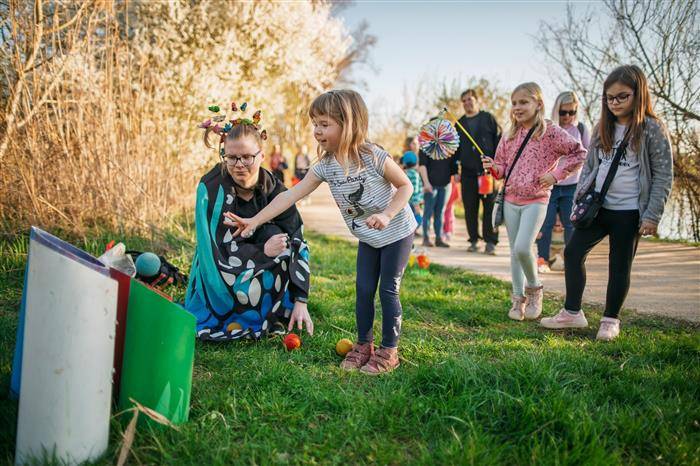 K přivítání jara Táborníci Hrušovany u Brna, z.s. již tradičně připravili pro děti soutěžní okruh plný zábavných disciplín se sladkou odměnou na jeho konci.   Pro zájemce bude připraven táborák na opékání buřtů.  Foto: Josef Valoušek