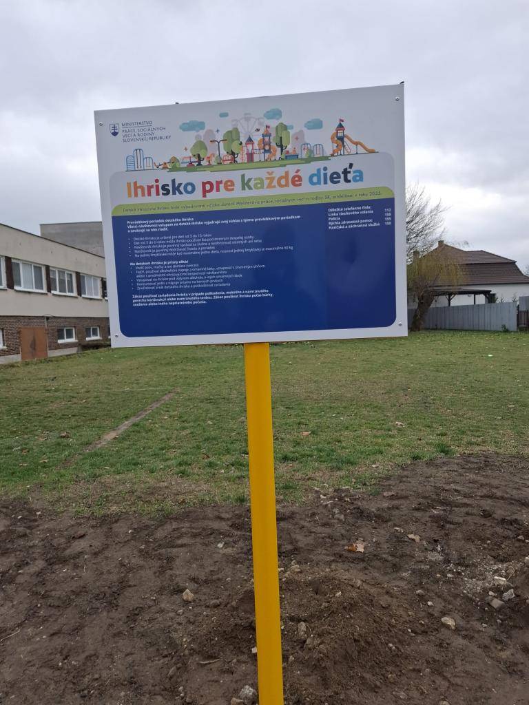 V decembri 2024 sme podali žiadosť na MPSVaR SR o poskytnutie dotácie na podporu plnenia funkcií rodiny. Naša žiadosť bola úspešná a v mesiaci júl 2025 sme podpísali Zmluvu o poskytnutí dotácie na výstavbu nového inkluzívneho detského ihriska.