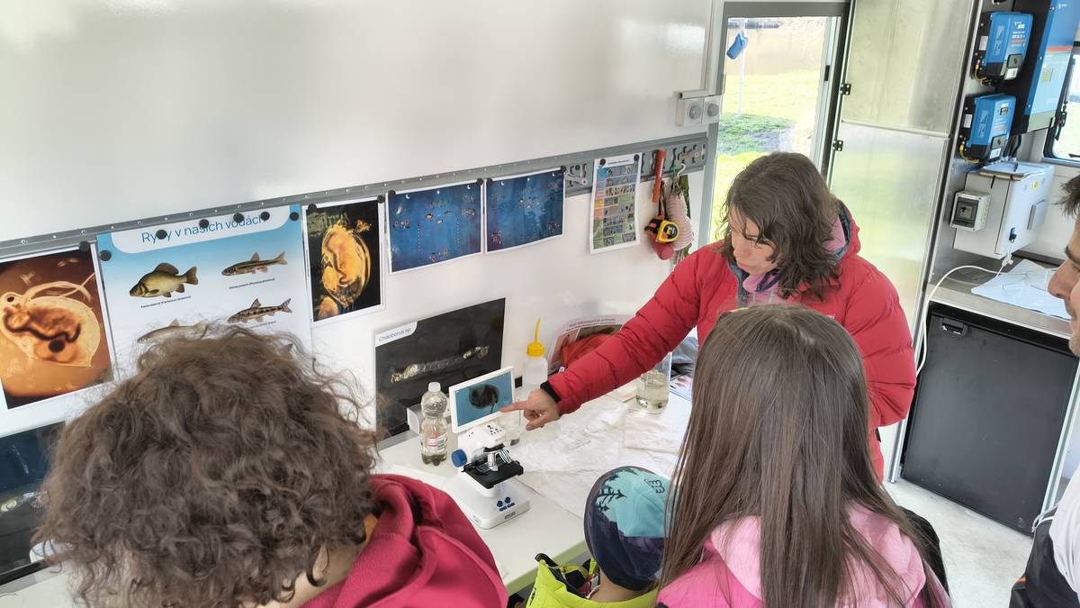 Dnes se u Velké oburky můžete zanořit do světa vody, okouknout plotici, fytoplankton, proletět se s dronem a zkoumat s ním teplotu v krajině.    U rybníka Velká oburka je pojízdná laboratoř a s ní lektoři, kteří vysvětlí svět vody velkým i malým.  Udělejte si hezké odpoledne. Je to zábava i poučení.