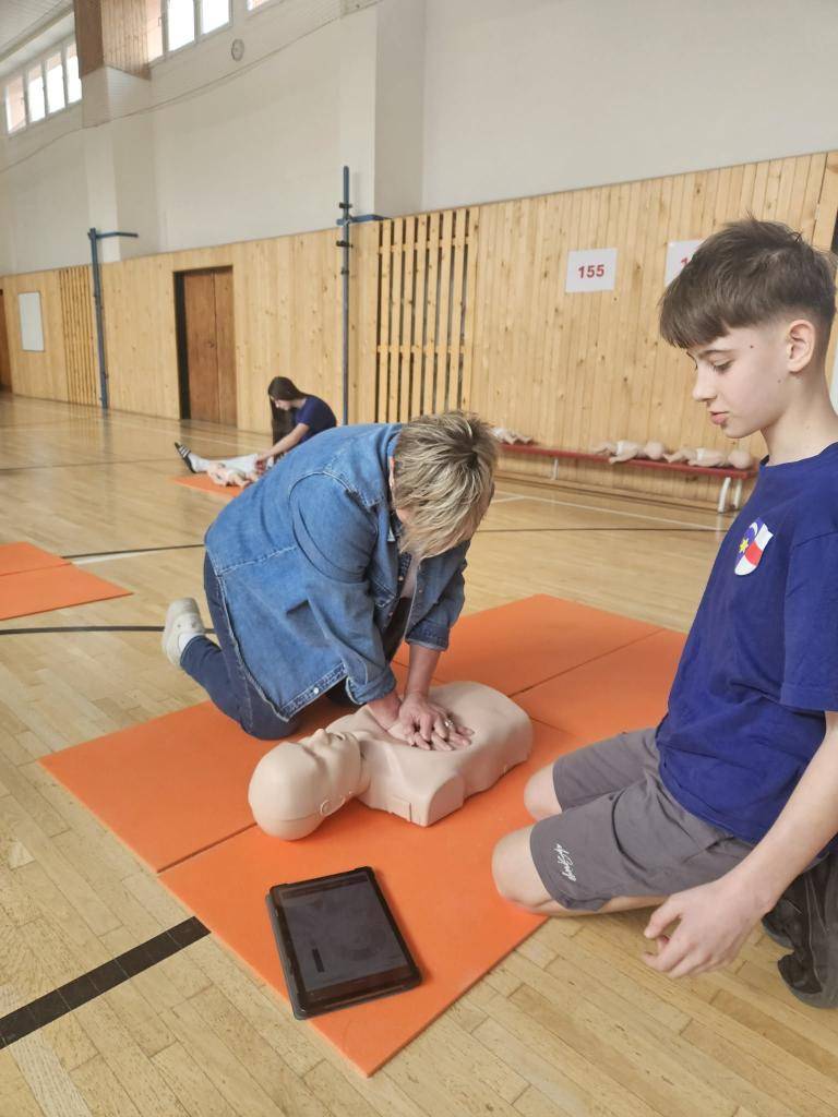 Hnúšťa, 20.3.2026 - Základná škola Klokočova 742/15 v Hnúšti pripravila pre zamestnancov mestského úradu praktické ukážky prvej pomoci, ktoré mali veľký ohlas. Zamestnanci si mohli priamo vyskúšať, ako reagovať v situáciách, keď ide o život.