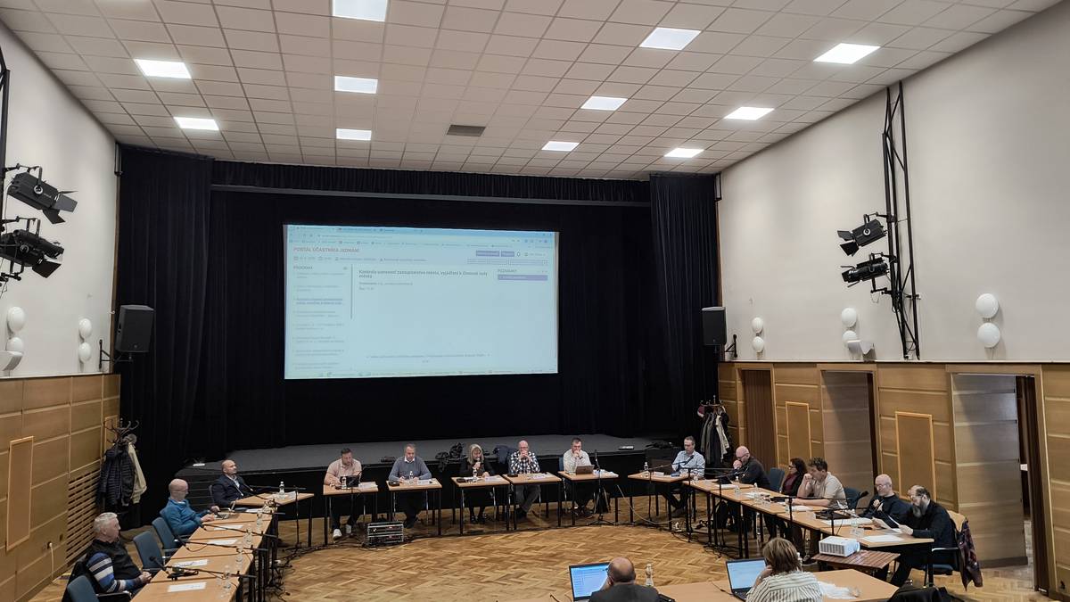 Přehled všech projednávaných materiálů, zápis a zvukový záznam z jednání zastupitelstva najdete na webu města www.vimperk.cz v sekci Město a úřad / Samospráva / Zastupitelstvo. Nový městský festival Vimperk. Přípravný tým představil zastupitelům chystaný multižánrový festival Vimperk, který by se měl stát novou atraktivitou města, v jehož ulicích se bude odehrávat 11. a 12. září tohoto roku. Město festival podpoří půl milionem korun, které již byly zahrnuty do schváleného rozpočtu na rok 2026. Více se dozvíte v samostatném článku Vimperk zve na festival Vimperk. Prodloužení termínu pro BIDLI. V roce 2018 zastupitelé rozhodli o prodeji pozemků v Hrabicích developerské firmě BIDLI za nižší než odhadní cenu s tím, že developer kromě rodinných domů vybuduje na vlastní náklady i chybějící technickou infrastrukturu, kterou následně převede do majetku města, a to do roku 2023. V roce 2022 zastupitelstvo termín prodloužilo dodatkem č. 1 do 31. 12. 2024 pro rodinné domy a do 30. 9. 2026 pro ZTV. Na svém posledním zasedání pak zastupitelé souhlasili ještě s jedním prodloužením termínů do 30. 6. 2027, resp. 30. 9. 2029. Odkup pozemku od Správy železnic. Zastupitelé odsouhlasili odkoupení úzkého pozemku o rozloze 209 m2 za kontejneřištěm u Lidlu, který navazuje na městské pozemky, za cenu 29 040 Kč včetně DPH. Stav pohledávek k 31. 12. 2025. Finanční odbor seznámil zastupitele s pohledávkami města, jejichž výše ke konci minulého roku činila 25 070 551,38 Kč. Během druhého pololetí se podařilo pohledávky snížit o 3 784 642,49 Kč. Největší dluhy město eviduje u dopravních pokut, poplatků za odpad a u nájemného. Navýšení dotace na správu sportovišť. Rozpočet na rok 2025 počítal s dotací 7,8 mil. Kč pro Městské služby Vimperk, s. r. o., na správu sportovních zařízení, reálné náklady však byly vyšší. Městské služby tudíž požádaly o doplatek o 150 tis. Kč a zastupitelé žádosti vyhověli. Nejdražší je provoz zimního stadionu, na který jde přes polovinu dotace, dále město dotuje provoz areálu letních sportů s fotbalovým stadionem, letní koupaliště, areál Vodník a sportovní hřiště na sídlišti. Rozpočtová opatření. Do rozpočtu byly rozhodnutím rady města od 1. 1. do 2. 3. 2026 vřazeny různé menší dotace v řádech desítek tisíc korun a pojistné plnění za poškozené služební auto. Zastupitelé pak schválili dva nové výdaje: 1,421 mil. Kč na rekonstrukci objektových předávacích stanic v bytových domech Čelakovského 400 a 402 a Mírová 425 a 150 tis. Kč na doplatek dotace na provoz sportovních zařízení v roce 2025. Oba výdaje budou hrazeny z rozpočtové rezervy, která se tím sníží na 10 412 318,50 Kč. Dotace na podporu sportu. V rámci městského dotačního programu bylo místním sportovním klubům a spolkům rozděleno na doporučení sportovní komise rady města 1,3 mil. Kč. Zpráva o činnosti městské policie v roce 2025. Zastupitelé se seznámili s činností městské policie v uplynulém roce, kdy řešila 2344 událostí, oznámení a výjezdů. K 31. 12. 2025 činil její personální stav 12 strážníků, 2 asistenti prevence a 5 operátorů městského kamerového systému. Ten byl v roce 2025 rozšířen o 3 kamerové body na celkových 35. Vyhláška o výjimkách z nočního klidu. Zastupitelstvo schválilo vyhlášku, která vyjmenovává kulturní, sportovní a další společenské akce na území města, pro které se v roce 2026 zkracuje doba nočního klidu z 22:00-06:00 hodin na 02:00-06:00 hodin. Jejich přehled najdete v samostatném článku Výjimky z doby nočního klidu v roce 2026.