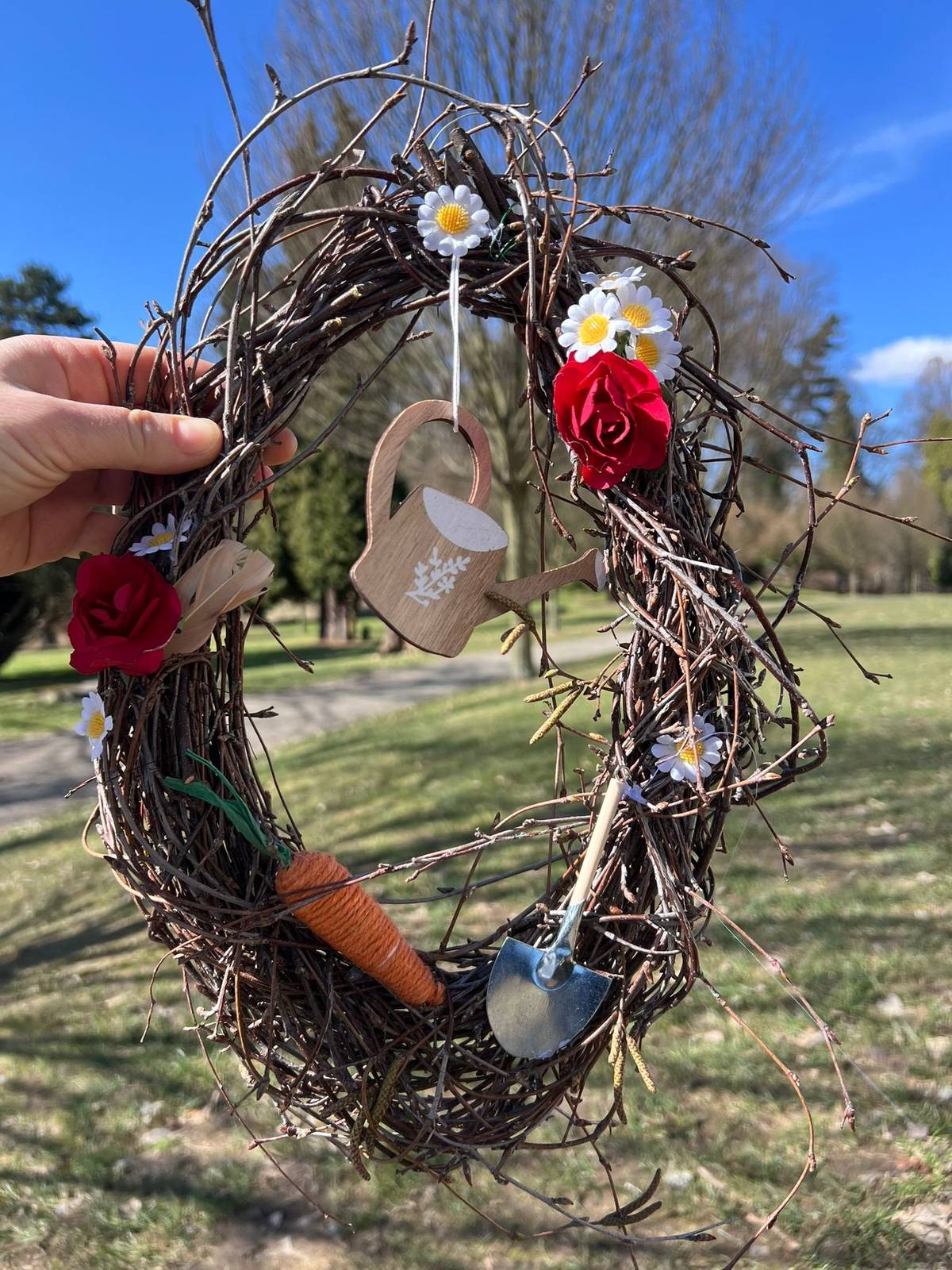 Dnešní dílničky se vydařily. Atmosféra byla více než velikonoční. Tvořili jsme dekorace, pekli tradiční Jidáše a ochutnávali jaro. Pár svojkovských děvčat přišlo s pomlázkami vyšlehat chlapce. Říkáte si, co to?  Tradice ženské nebo dívčí pomlázky není žádný moderní výmysl, ale staletá česká tradice. Třeba v okolí Orlických hor chodí dívky i dospělé ženy koledovat s vlastními pomlázkami neboli binovačkami. Svými pomlázkami přitom ze svých klučicích kamarádů pomyslně vyhánějí všechny nemoci a předávají jim životní sílu. Děkujeme za připomenutí této tradice, za krásný čas a jarní atmosféru všem zúčastněným. Přejeme krásné jarní svátky i vám a těšte se pevnému zdraví!