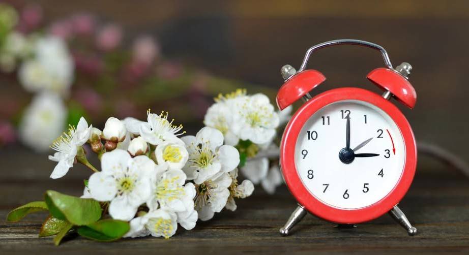 Milí občania,   opäť nastane zmena času, zimný čas sa nahradí letným. Udeje sa tak v noci zo soboty 28. marca na nedeľu 29. marca 2026, takže si pospíme o hodinu kratšie.   Nezabudnime si všetci pretočiť hodinky z 02:00 hod. na 03:00 hod.  Zima sa končí, čakajú nás krásne slnečné dni.