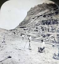 Snímek zachycuje dělníky pracující v místě zvaném Culebra Cut.