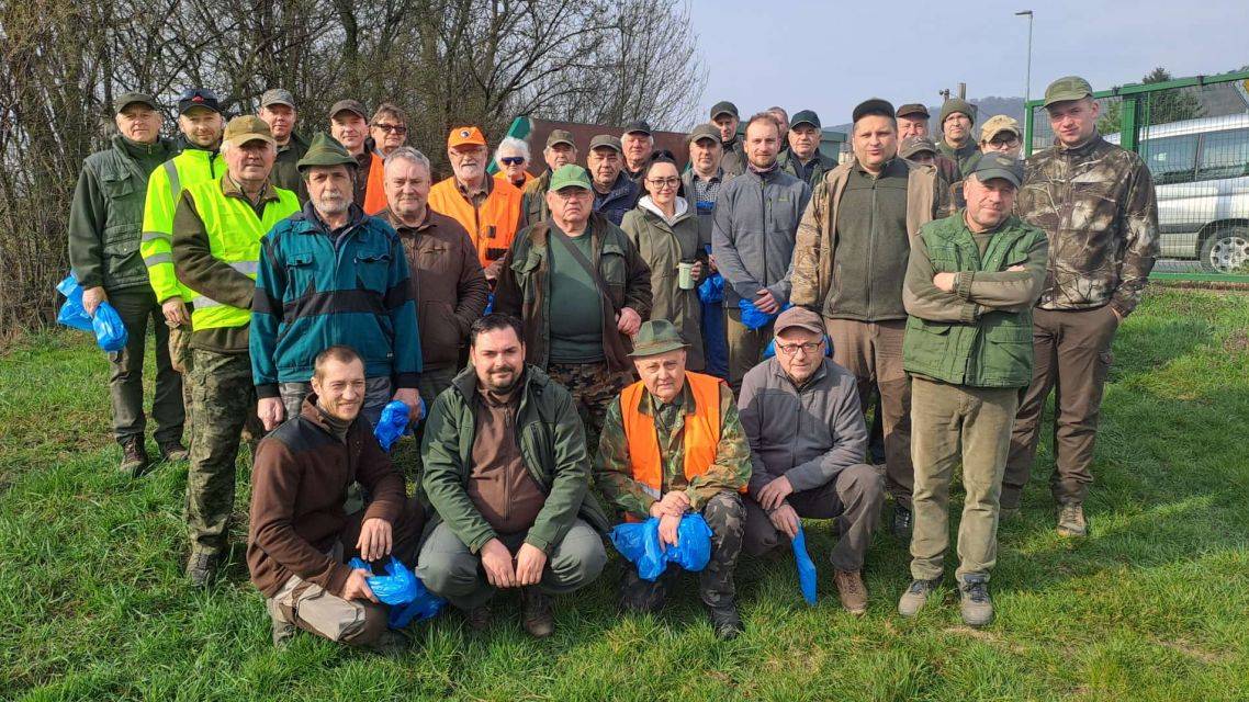 Poľovnícke združenie Driny Smolenice - Lošonec v rámci akcie Slovenskej poľovníckej komory a relácie Halali s názvom Čistý revír = čistá príroda zorganizovalo v spolupráci s Obecným úradom Smolenice v sobotu 21. marca 2026 brigádu na vyčistenie revíru od rôzneho druhu odpadu.