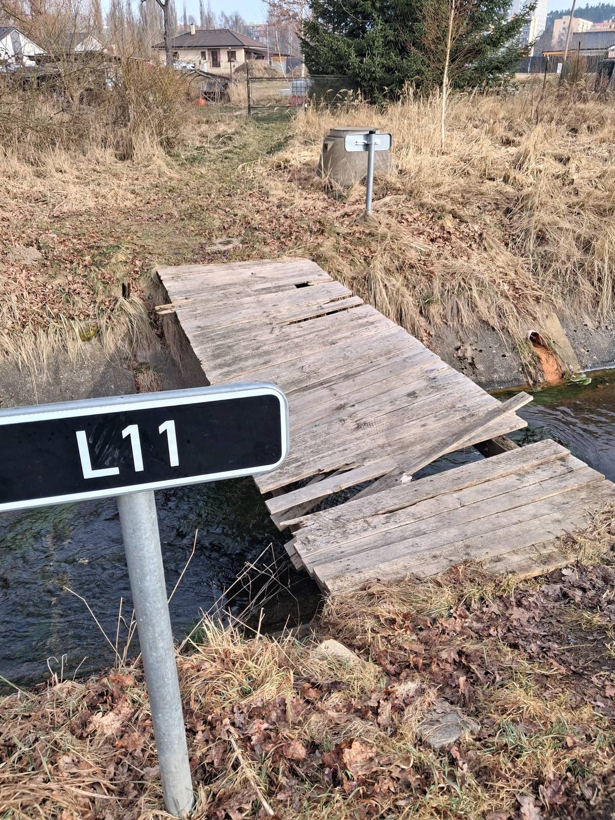 Vážení občané, informujeme Vás o plánované likvidaci tří lávek přes obtokový kanál (L07, L08, L11). Důvodem je jejich havarijní stav, potvrzený pravidelnou odbornou prohlídkou. Náklady na opravu jedné lávky by dosahovaly přibližně 900.000 až 1.000.000 Kč. Rada města Stráž pod Ralskem proto rozhodla o jejich vyřazení a demolici. V docházkové vzdálenosti jsou k dispozici náhradní trasy. Děkujeme za pochopení.