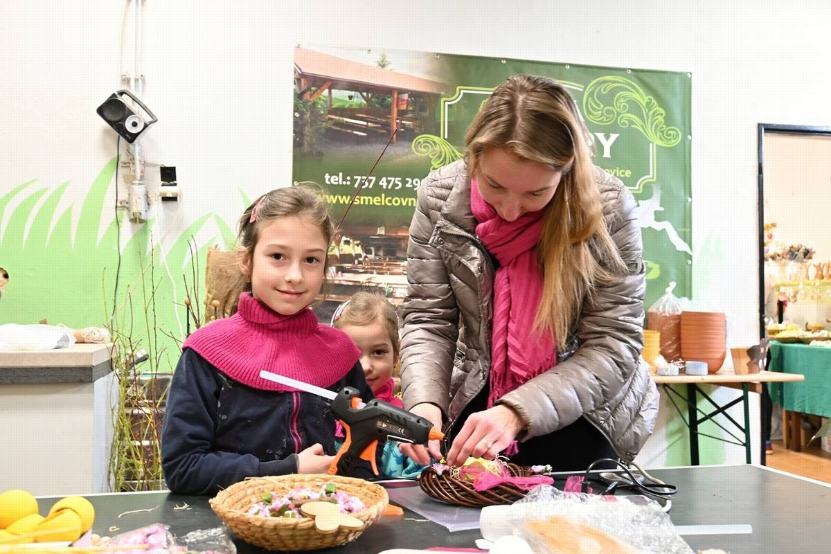 Sobotní odpoledne (21. 3. 2026) v Arboretum Šmelcovna patřilo oblíbené akci Vítání jara, kde na návštěvníky čekalo jarní tvoření, stezka s úkoly pro děti a také opékání špekáčků.