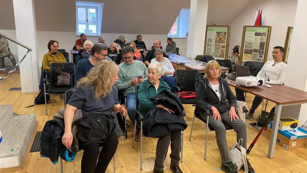 V pátek 21. března se v Infocentru Hornické krajiny Krupka uskutečnila cestovatelská přednáška Marta Eslema s názvem Tři tisíce tun lásky z Persie. Akce se vydařila a přilákala přibližně 25 návštěvníků, kteří si přišli poslechnout poutavé vyprávění o Íránu, jeho kultuře, historii i každodenním životě místních obyvatel. Přednáška nabídla zajímavý pohled na tuto často nepochopenou zemi a přinesla řadu osobních zážitků i inspirativních momentů. Účastníci ocenili nejen obsah, ale i příjemnou atmosféru celého setkání. Jednalo se již o druhou cestovatelskou přednášku, která se v Infocentru Hornické krajiny Krupka konala, a těší nás, že o tento formát roste zájem. Další přednáška proběhne i v měsíci dubnu. Sledujte proto náš Facebook a Munipolis, kde se včas dozvíte přesný termín i další podrobnosti.