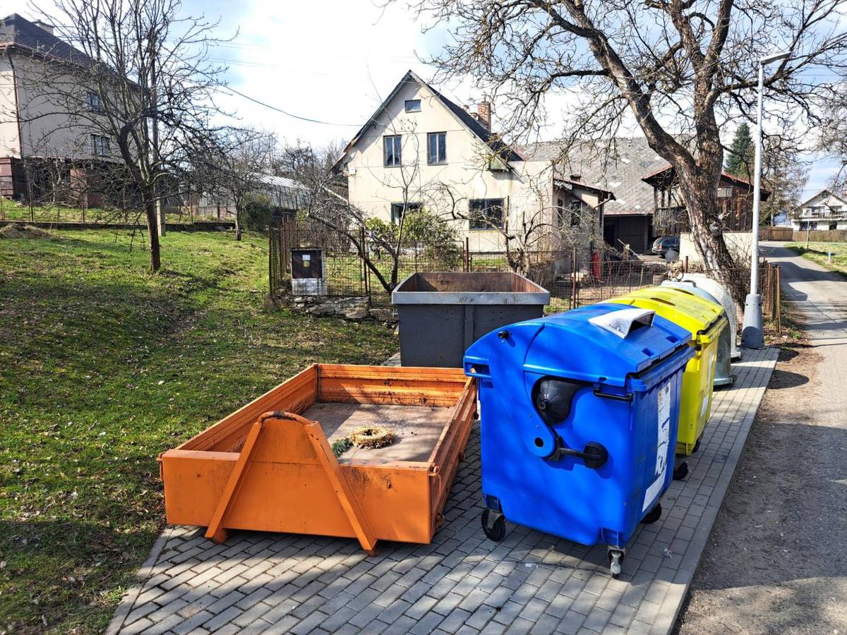 Do sběrného hnízda na Vrátě byl přistaven kontejner na bioodpad. Ve chvíli, kdy bude plněn jiným odpadem, bude kontejner odvezen.