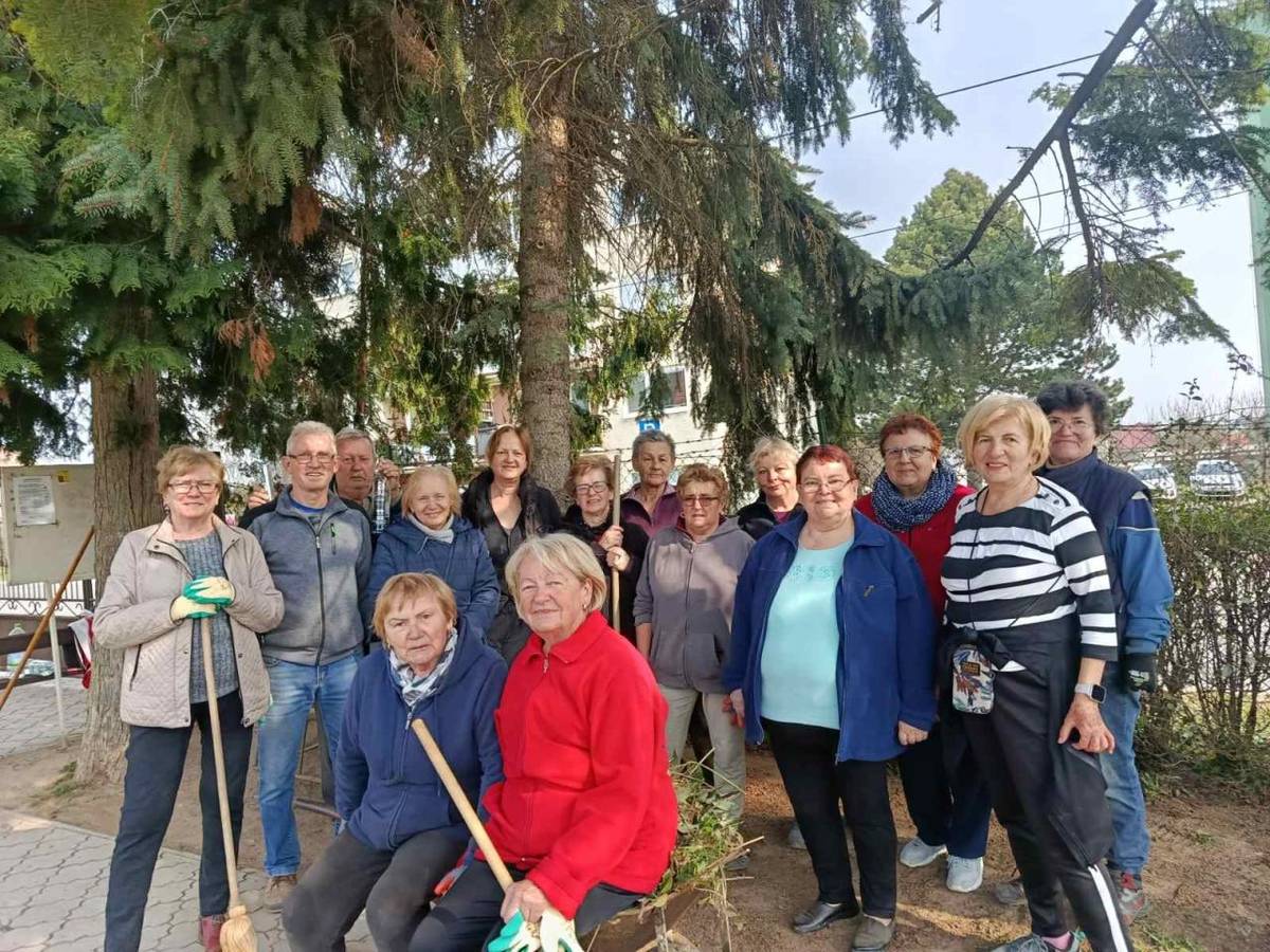 Vážení občania, dovoľte mi vysloviť úprimné poďakovanie občianskym združeniam PZ Dolinky, TJ Družstevník Zvončín, Senior klubu a všetkým občanom, vrátane detí a mladých ,ktorí priložili ruku k dielu počas obecnej brigády.
