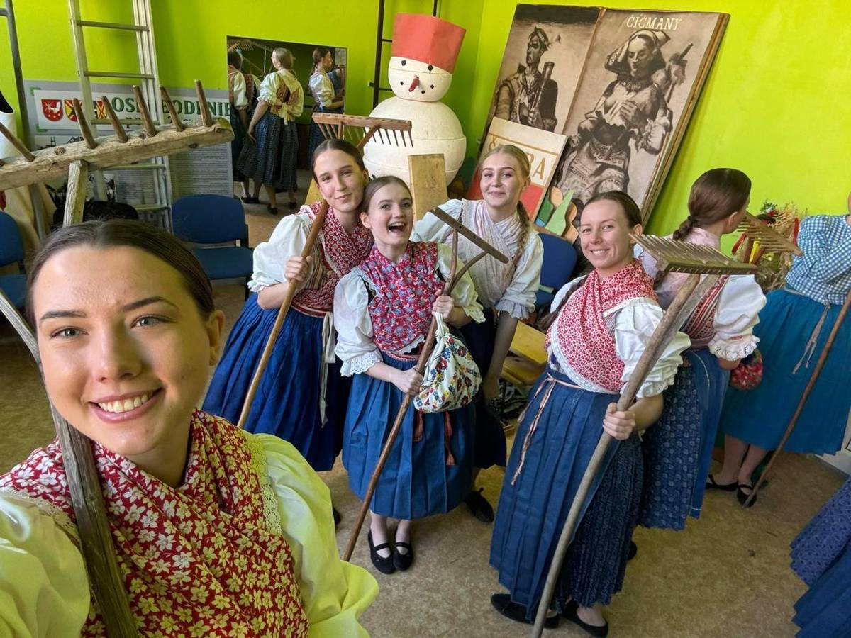 Dňa 15.3.2026  sa naša Folklórna skupina Batizovce zúčastnila na regionálnej postupovej súťaži Nositelia tradícií, kde dospelí členovia odprezentovali  tanec s názvom Dožinky a tak ukázali ako sa kedysi kosilo, hrabalo a ako sa zabávali  na dožinkových oslavách.