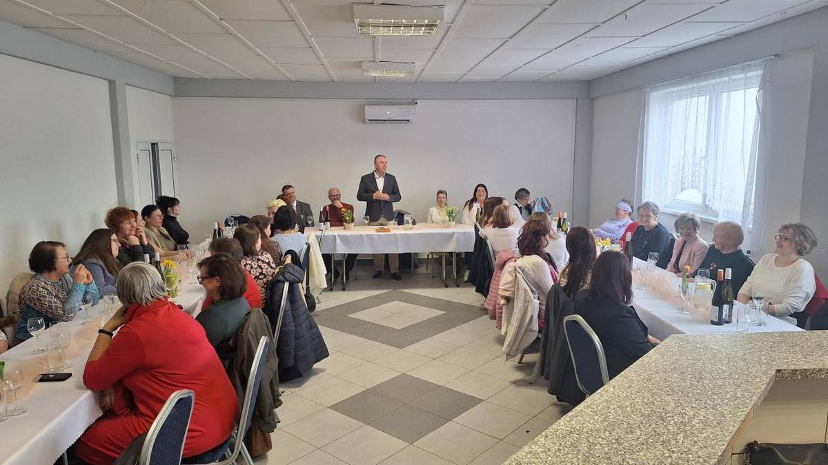 „Sú ľudia, ktorí v druhých rozsvecujú svetlá a tie v nás svietia už navždy...“. V tomto duchu sa nieslo komorné stretnutie, ktorým naša obec vyjadrila úctu vzácnemu učiteľskému povolaniu.