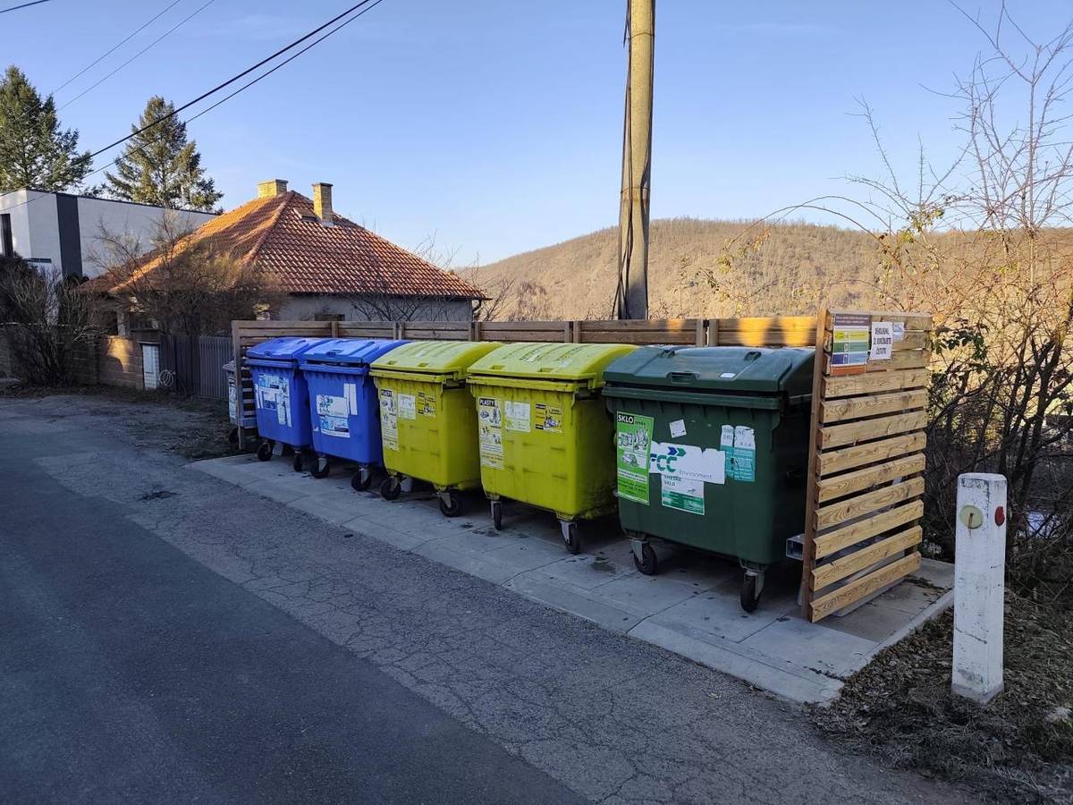 Proběhla rekonstrukce a úprava kontejnerových stání v ulici Na Vyhlídce.