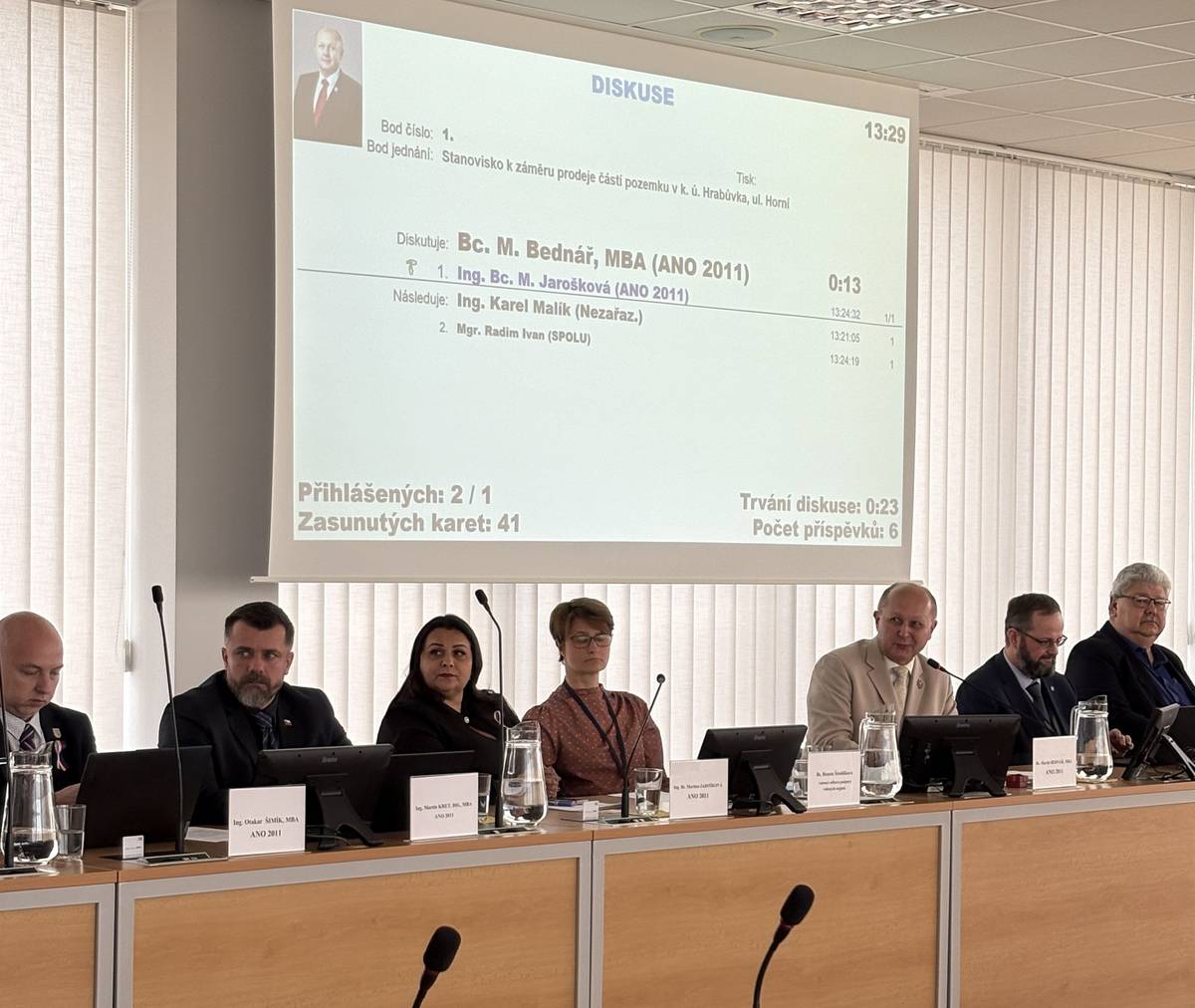 Zastupitelstvo městského obvodu Ostrava-Jih na svém březnovém jednání projednalo klíčová témata rozvoje obvodu, od rozpočtu přes investice až po strategické projekty a majetkové záměry. Schválena byla první rozpočtová opatření roku 2026, která zapojují přebytek z loňského hospodaření ve výši zhruba 232 milionů korun. Díky tomu může obvod letos investovat například do nového parkoviště na ulici Zimmlerova, do projektové dokumentace rekonstrukce podchodu Horymírova nebo výstavby multifunkčního hřiště u ZŠ Krestova. Posíleny byly také rozpočty v oblasti dopravy a komunálních služeb (o 26,4 mil. Kč) či sociálních služeb, kde prostředky zamíří mimo jiné na rekonstrukci koupelen v domě s pečovatelskou službou. Pro velký zájem Jižanů zastupitelé odsouhlasili navýšení projektu Corrency na podporu volnočasových aktivit dětí a mládeže, nově na celkových 7,5 milionu korun, což umožní zapojení tisíců dalších dětí. Druhá etapa Corrency startuje 4. května 2026. Podporu získaly i významné projekty na území obvodu, a to přeměna hotelového domu Hlubina na moderní bytový dům s více než 200 bytovými jednotkami.  Souhlasné stanovisko získal také záměr obchodního řetězce vybudovat novou prodejnu v lokalitě mezi ulicemi Horní a B. Četyny na Dubině. Projekt počítá s vybudováním přibližně 125 parkovacích míst, přičemž parkoviště má být mimo provozní dobu přístupné veřejnosti zdarma. Zastupitelé rovněž schválili aktualizaci Strategického plánu rozvoje obvodu na období 2026–2030 včetně nového akčního plánu, který přináší konkrétní projekty, jejich financování i systém řízení a vyhodnocování.