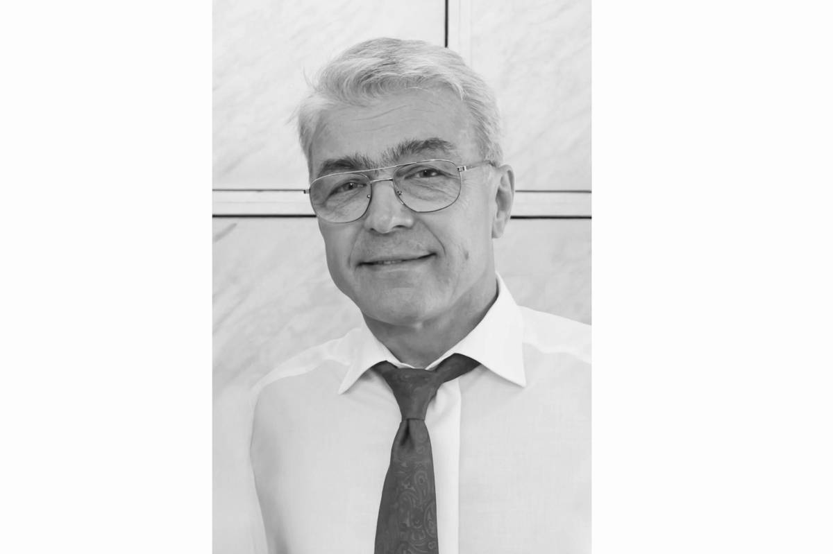 Litoměřice zasáhla smutná zpráva. V neděli 15. března zemřel po dlouhé nemoci ve věku 73 let lékař Jan Balcar, který svůj profesní život zasvětil péči o děti v oblasti pediatrie, imunologie a alergologie. Zádušní mše svatá se bude konat v sobotu 28. března od 11 hodin v kostele Všech svatých v Litoměřicích.  Profesní kariéru Jan Balcar zahájil v sedmdesátých letech na dětském oddělení litoměřické nemocnice, později pak více než dvacet let vedl soukromou praxi. Věnoval se také přednášení či pedagogice. Velkou část své práce věnoval dětem s chronickými potížemi. Stál u zrodu dechového stacionáře, jež nyní spadá pod Centrum Srdíčko v Revoluční ulici a organizoval ozdravné pobyty u moře. Sám se ve své práci řídil jednoduchou radou, kterou kdysi dostal na začátku své kariéry: chovat se k dětem tak, jako by každé z nich bylo jeho vlastní. Právě tím si získal respekt i vděčnost mnoha lidí. V roce 2023 mu za jeho celoživotní práci osobně poděkovalo vedení města na litoměřické radnici. Článek ze setkání si můžete přečíst na tomto odkazu