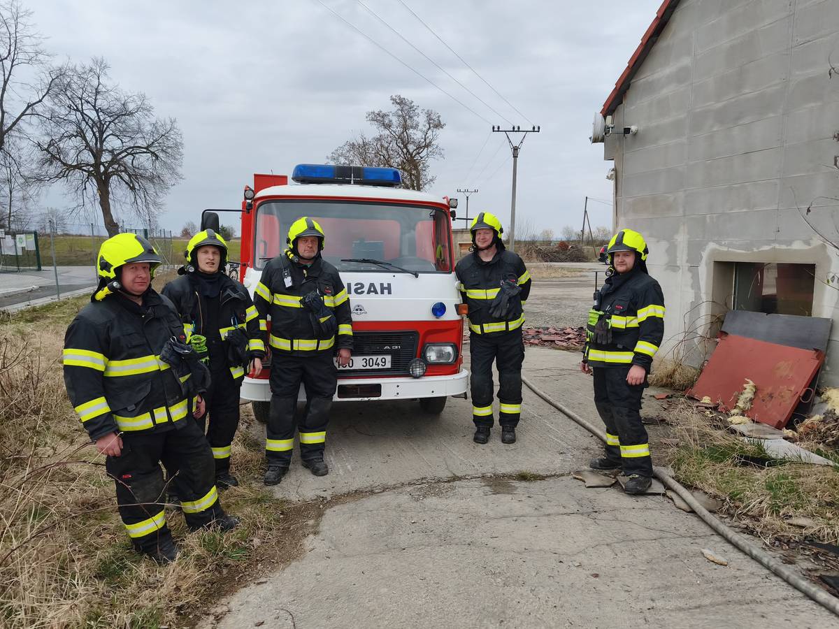 Dnes ve 14 hodin byla místní jednotka dobrovolných hasičů opětovně povolána k objektu v Třeboňské ulici, aby dohasila zbylá ohniska požáru. Na místě zůstanou minimálně do 19 hodin. Včerejší noc i dnešní den jsou pro naše hasiče mimořádně náročné. Patří jim velké poděkování za jejich nasazení, vytrvalost a ochotu pomáhat i v takto těžkých podmínkách. Přejeme jim mnoho sil.
