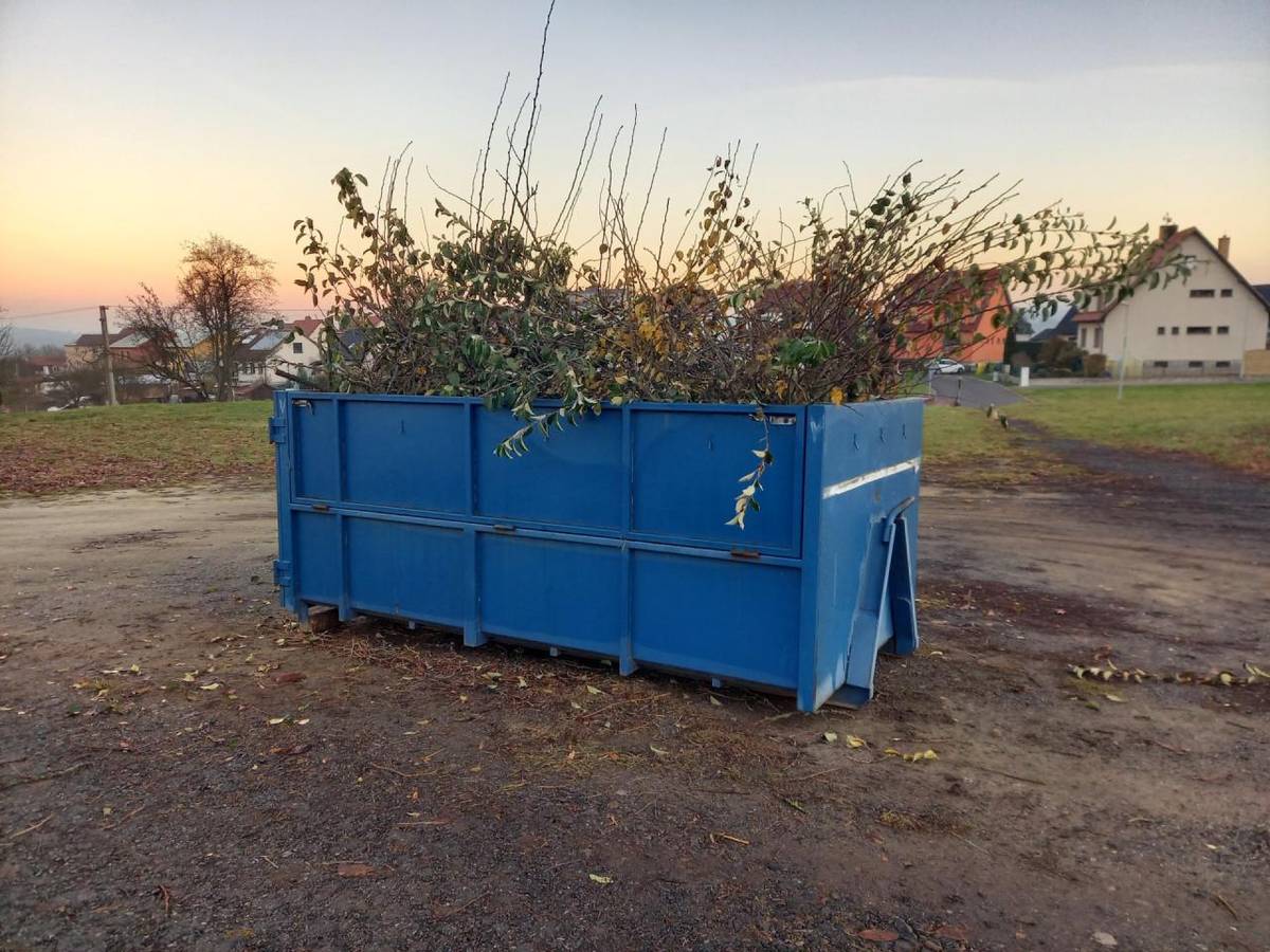 Najdete je na těchto místech:  cyklostezka směr Smržice  ulice Karla Kryla  u bytového domu na ulici Za branou  ulice U cihelny    Děkujeme, že bioodpad nepálíte!