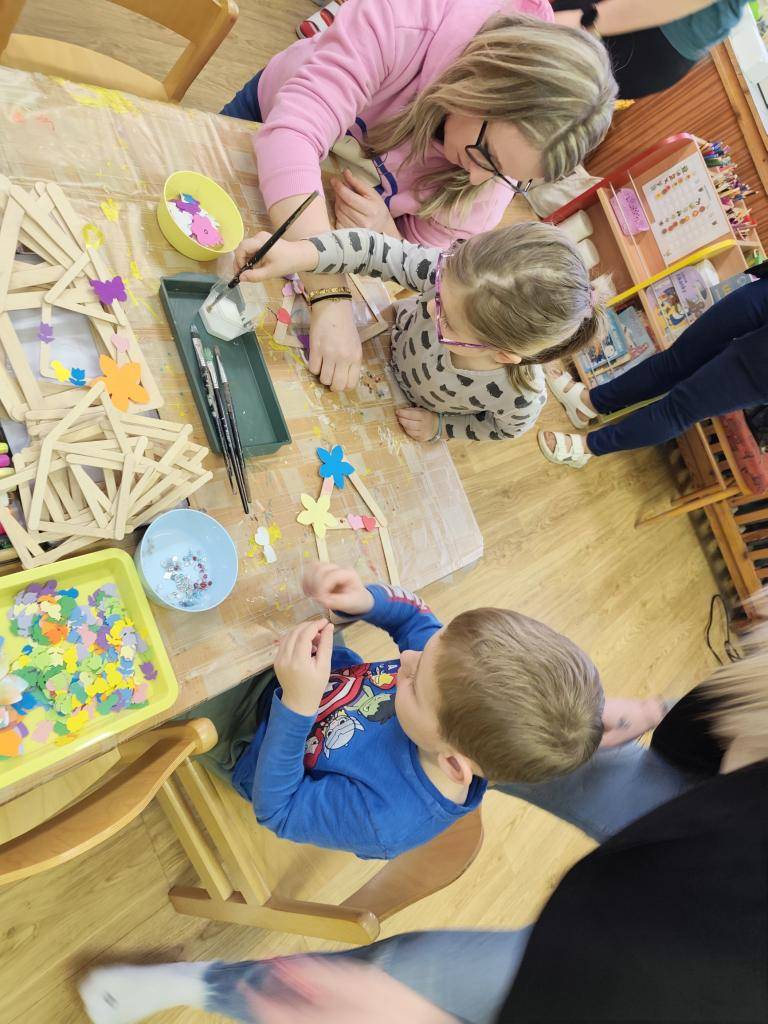 Akce s názvem Skořápkovník je kreativní akce spojená s velikonočním tvořením, která se koná v Mateřské škole Olbramkostel. V rámci těchto aktivit tvoří děti s rodiči velikonoční dekorace. Krásně dekorativní vajíčka naleznete u hasičárny na SKOŘÁPKOVNÍKU. Přijďte se podívat :-).