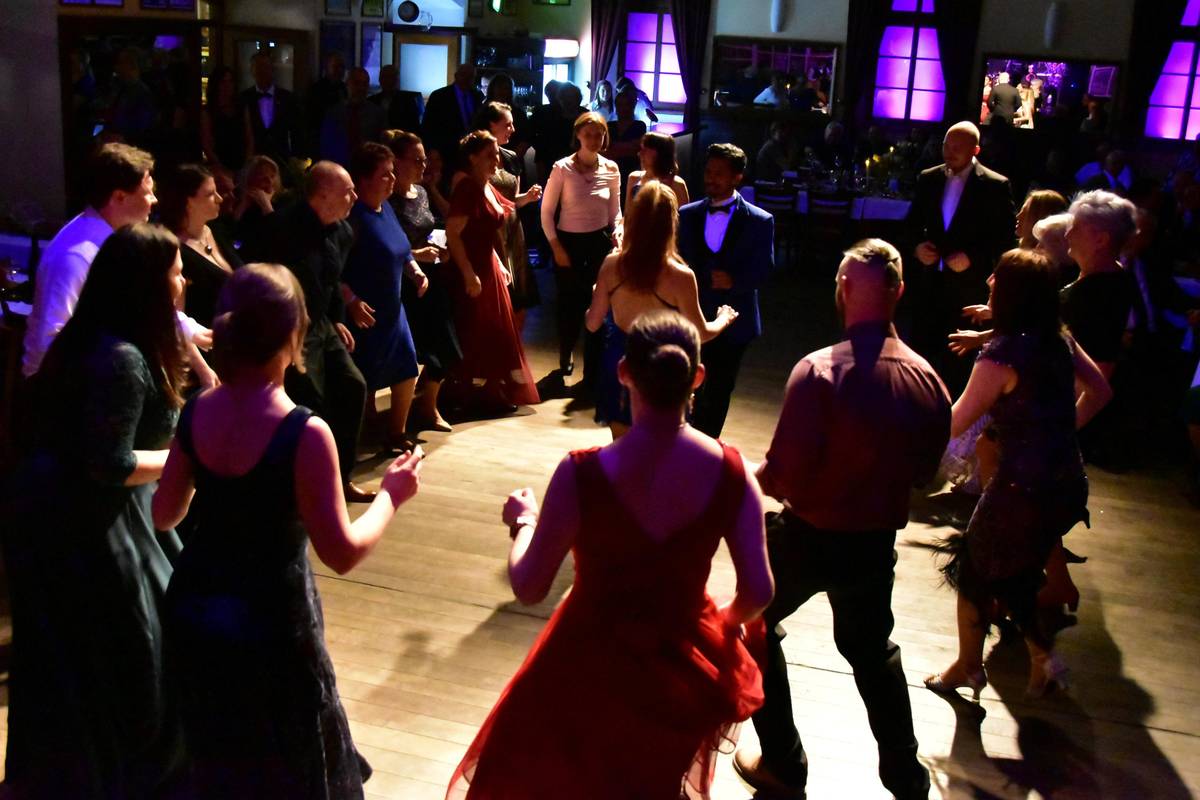 Hotel Zlatá hvězda hostil 20. 3. 2026 tradiční Ples města Vimperk. K tanci hrála kapela De Facto, hosté zhlédli ukázky latinskoamerických a standardních tanců a barmanskou show Kirilla Rudaka a každý si na výherní vstupenku odnesl malý či velký dárek z tomboly, pořízené převážně od vimperských podnikatelů. Večerem provázel vimperský zastupitel Šimon Blaschko.