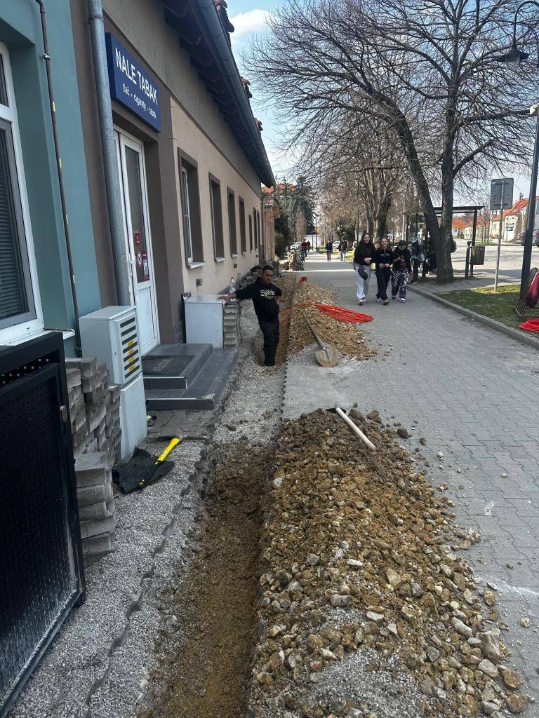 Spoločnosť Slovak Telekom, a.s. začala v decembri 2025 realizovať dlho chystanú investíciu do optickej siete v obci Cífer. Práce sa začali v centre obce na ulici Rybníkovej a aktuálne pokračujú na námestí A. Hlinku, v zóne pred obchodnými prevádzkami.