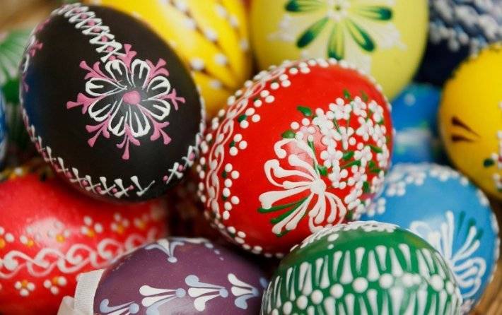 Pojďme společně rozzářit barvami střed obce. Ať děti ozdobí vajíčka a pověsí je na VAJÍČKOVNÍK, aby byl krásný na blížící se velikonoční akci, která tam proběhne 4. dubna 2026. Všem děkujeme, o podrobnostech akce vás budeme informovat.