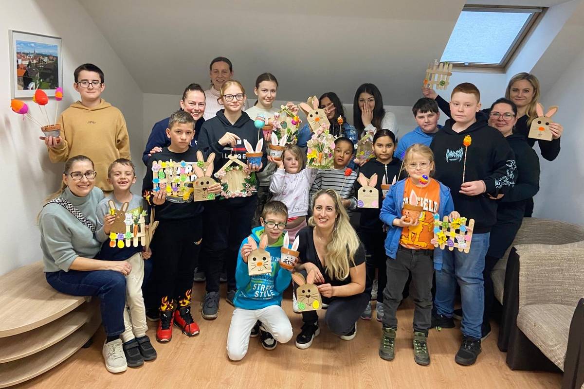Prostory Městského úřadu v Litoměřicích se uplynulou sobotu proměnily ve veselou velikonoční dílnu. Za podpory města se v jedné ze zasedacích místností konalo tvoření pro děti z pěstounských rodin, které si užily tvořivé odpoledne plné dekorací a velikonočních technik.  Akci připravily pracovnice oddělení sociálně-právní ochrany dětí, které se zaměřují na doprovázení pěstounských rodin a náhradní rodinné péče. Děti měly možnost vyzkoušet si různé tvořivé techniky, vyrábět dekorace a trávit čas se svými kamarády, což přineslo radost a pocit společného sdílení. Součástí setkání bylo také odborné proškolení pěstounů. Pravidelné vzdělávání a odborná podpora pomáhají pěstounům zvládat náročné situace a přispívají ke kvalitní péči o děti vyrůstající v náhradních rodinách. {gallery}02026/pestouni{/gallery}