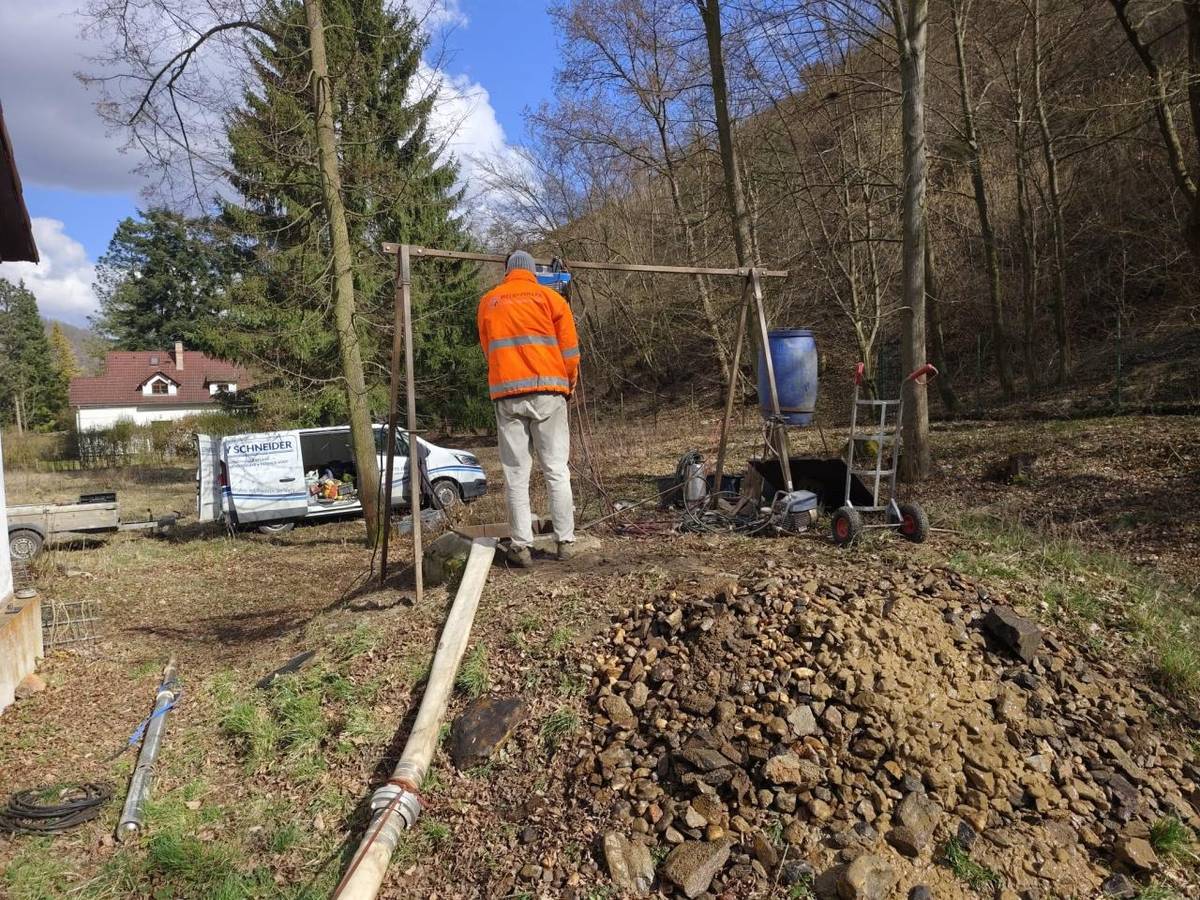 Probíhá čištění obecních studní a výměna vystrojení v ul. V Luhu