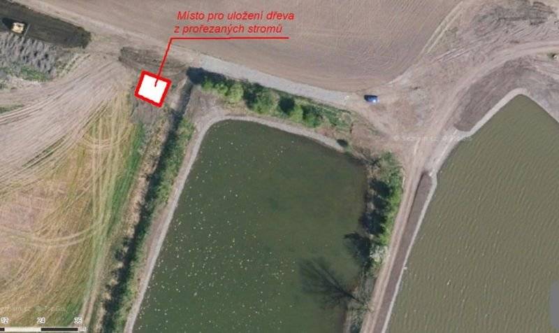 Ode dnešního dne můžete shromažďovat dřevo na čarodějnice.  Místo pro shromažďování dřeva ze zahrad je určeno za malým rybníkem u sádek stejně jako v minulých letech. Buďte prosím ohleduplní a nevozte na hromadu nábytek, pneumatiky a jiný nevhodný materiál. Od 1. března 2025 vstoupila v platnost novela zákona o ochraně ovzduší, která zakazuje spalování biologického odpadu na otevřeném ohni za účelem jeho likvidace. Tento zákaz se vztahuje na materiály jako tráva, listí, větve či plevel. Co je zakázáno: Pálení vlhkého listí, trávy a čerstvých větví, které při spalování produkují hustý kouř a škodlivé látky a vypalování trávy a porostů. Co je nadále povoleno: Rozdělávání ohně pro rekreační účely, jako je opékání špekáčků či grilování, za použití suchého, chemicky neošetřeného dřeva.