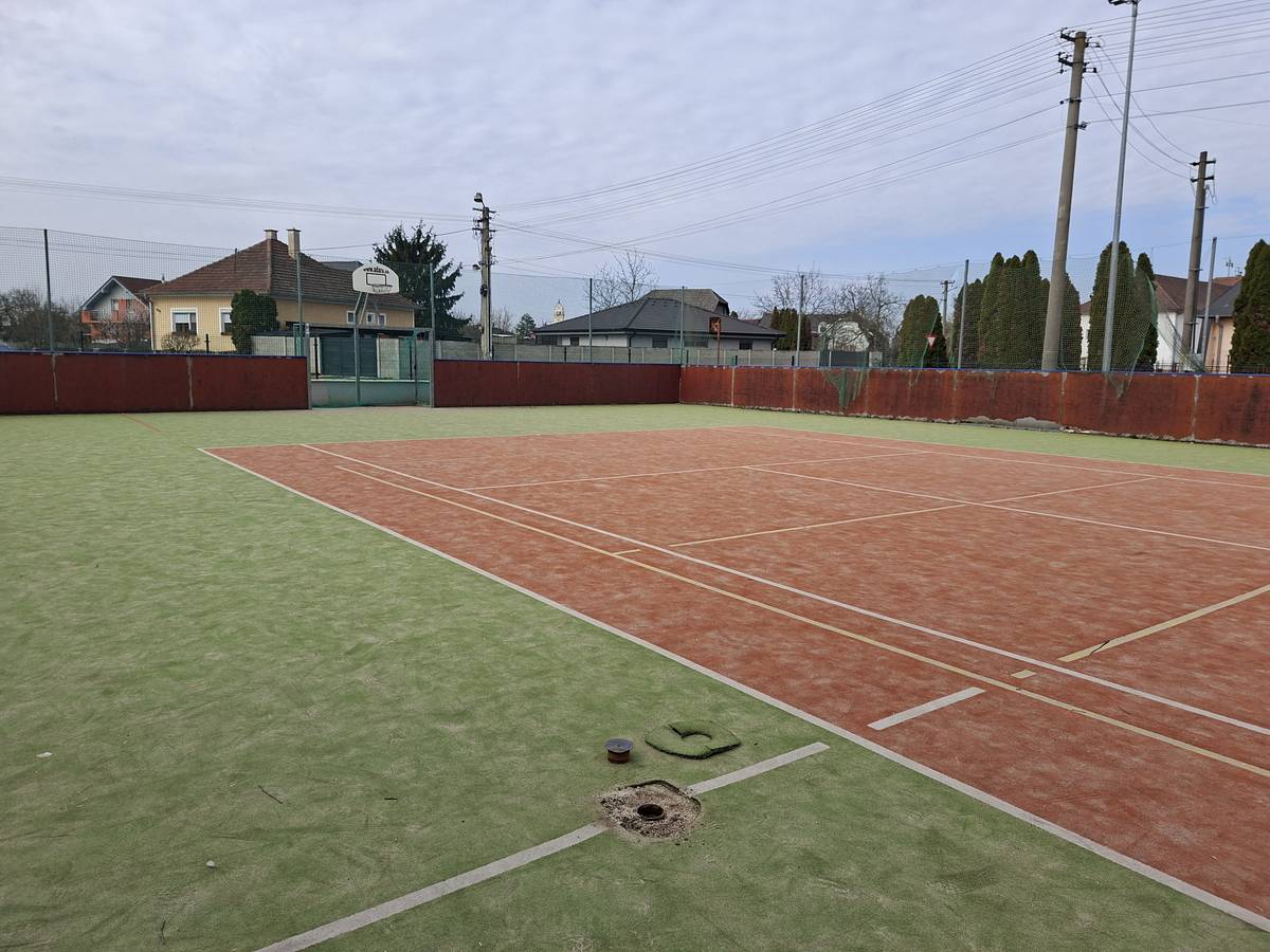 Obec Horná Streda získala dotáciu vo výške 54 565,36 EUR na rekonštrukciu multifunkčného ihriska pri základnej škole. Práce dnes začali, tak veríme, že počasie nám bude priať a čoskoro budeme mať ihrisko komplet vynovené. starostka