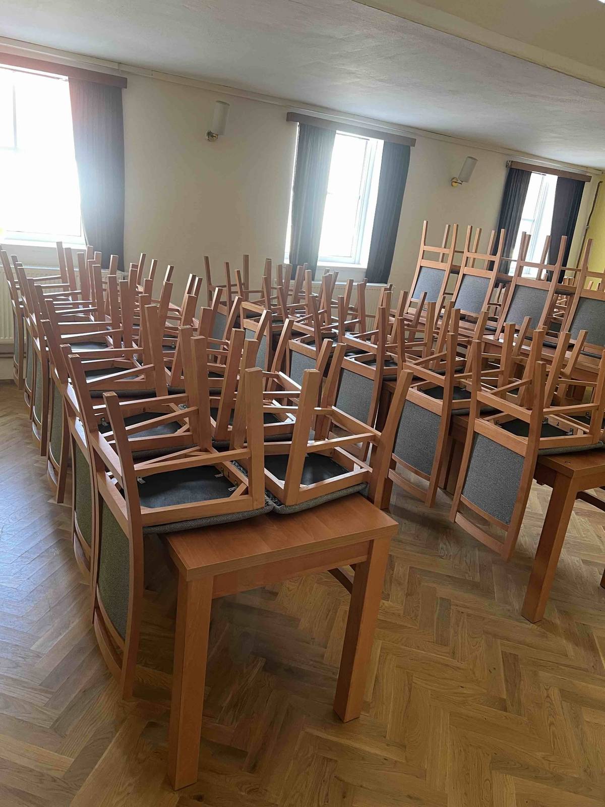 Obec Veliš získala dotaci ze SZIF v rámci intervence 52.77 LEADER Strategického plánu společné zemědělské politiky 2023-2027. Projekt "Modernizace vybavení kulturního domu Veliš" zahrnuje pořízení 160 kusů židlí a 40 kusů stolů pro zlepšení zázemí kulturního domu. Celkové způsobilé výdaje projektu činí 581.284 Kč, přičemž schválená dotace ve výši 406.898Kč pokrývá 70% nákladů. Podpora je financována z prostředků Evropského zemědělského fondu pro rozvoj venkova a národních zdorjů a jejím cílem je posílení komunitního života a modernizace obecní infrastruktury.