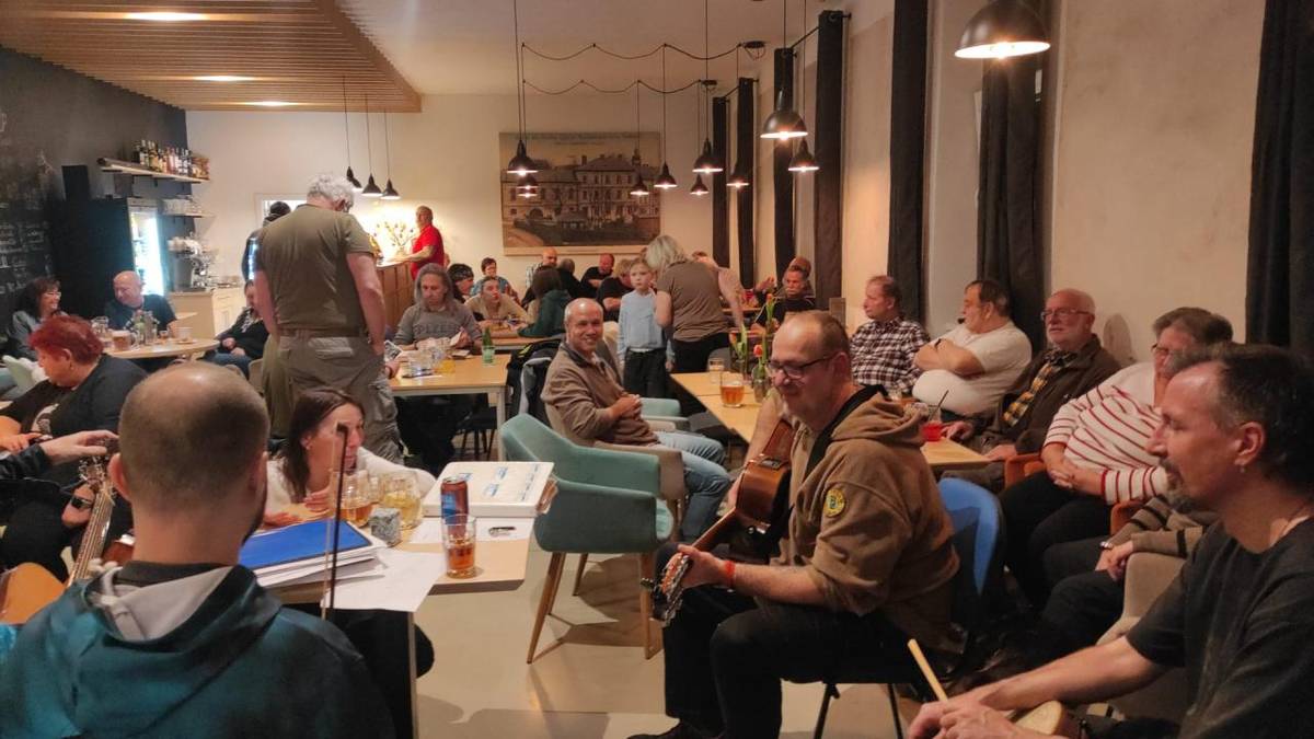 S iniciátorem a hlavním tahounem téhle akce Davidem Popelkou jsme si ještě v sobotu dopoledne písemně vyměňovali lehké obavy, jestli někdo dorazí.