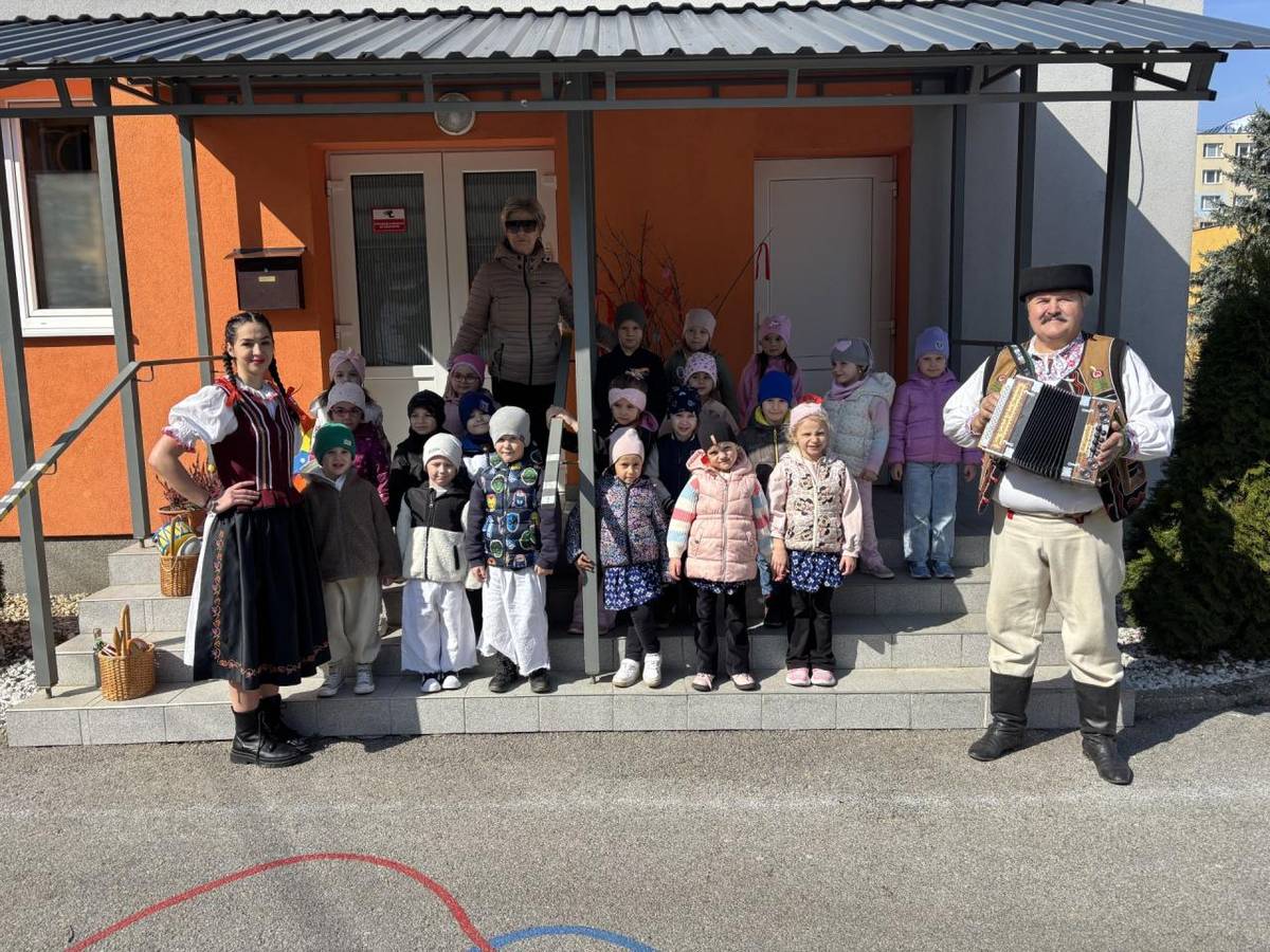 Hnúšťa, 23.3.2026 - V našej materskej škole sme sa rozhodli, že zime už stačilo. Verní tradíciám našich predkov sme sa v uplynulých dňoch rozlúčili s Morenou – symbolom zimy, tmy a chorôb, aby sme uvoľnili cestu prichádzajúcej jari.