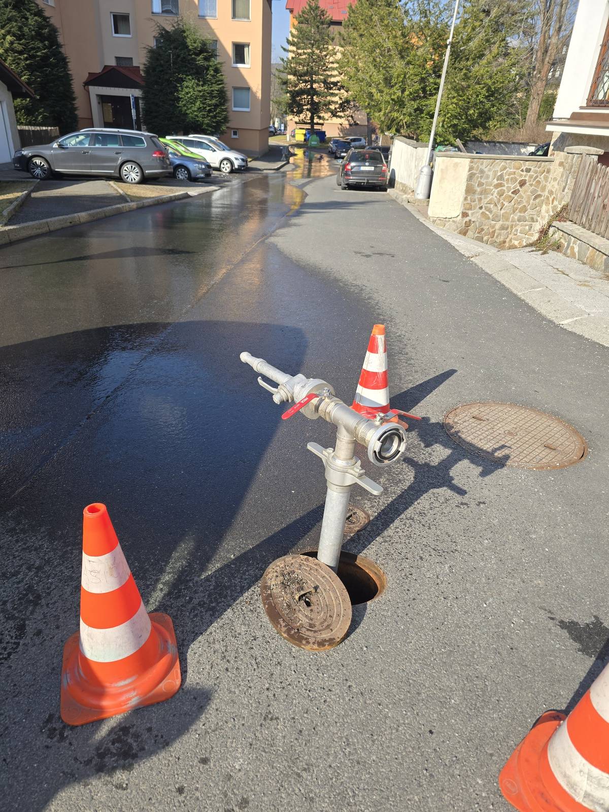 Vážení spoluobčané, v souvislosti s havárií na vodovodu v současné chvíli hasiči zřídili odběrné místo pro vodu v hydrantu na křižovatce u Parkoviště Café Charlotte a ulice U Řezné. Dále budou do 10.00 zásobovat vodou Klatovskou ulici, pokud potřebujete dovézt užitkovou vodu, ozvěte se na číslo: 777 590 639.