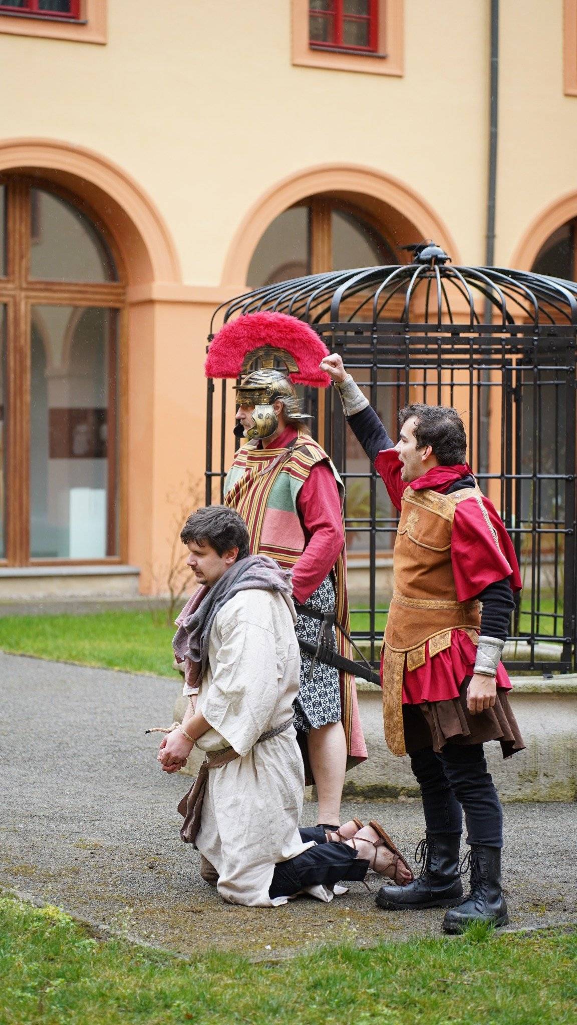Srdečně vás zveme na divadlo, které vás pohltí. Doslova.   Žádné sedačky v řadě, žádná bezpečná vzdálenost za oponou. Tady jste součástí děje. Pod vedením Michala Hájka se vrací na scénu unikátní hraná prohlídka PAŠIJE. Využíváme surovou krásu kláštera, abychom vám odvyprávěli příběh o zradě, bolesti a oběti tak blízko, jak jen to jde.   Prověřeno diváky. (Hrajeme už 3. rokem!) Nepřístupná místa otevřena jen pro vás. Emoce, které si odnesete domů. Těšíme se na vás!    REZERVACE VSTUPENEK 28. 3 a 3. - 4. 4. 2026 +420 725 448 291, +420 569 431 234 centrum@zeliv.eu https://www.zeliv.eu/akce/hrana-prohlidky-posledni-dny-jezise-krista-2026-03-28