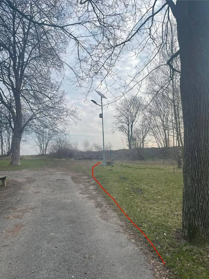 Žádáme návštěvníky hřbitova, aby nevjížděli na travnaté plochy se zasazenými květinami a respektovali úpravu veřejné zeleně.