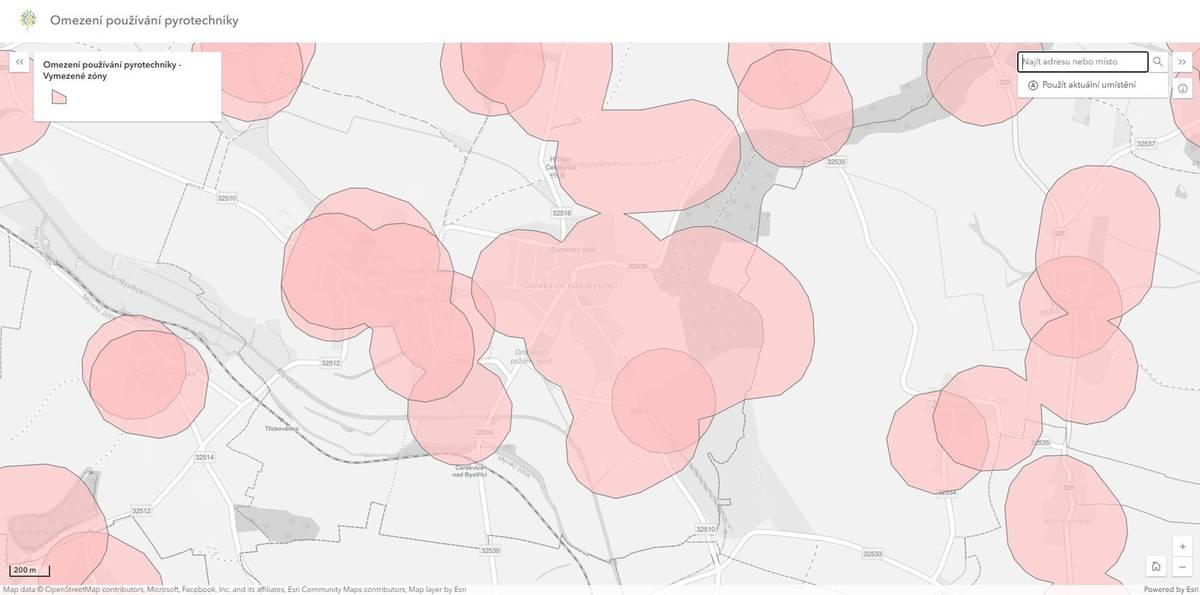 S účinností novely zákona o pyrotechnice dochází ve městech a obcích k zásadním změnám v používání pyrotechnických výrobků, včetně období konce roku (zejména na Silvestra a Nový Rok). I v Cerekvici nad Bystřicí, Třebověticích a Čenicích jsou počínaje 1. prosincem 2025 stanoveny tzv. odstupové zóny, ve kterých není povoleno odpalování pyrotechnických výrobků nebo jejich užívání k provádění ohňostrojů, mimo těch, které spadají do kategorie F1 (v článku jsou pro přehlednost uvedeny kategorie zábavní pyrotechniky a jejich stručný popis). Tyto „klidové“ zóny jsou umístěny v okolí zařízení typu nemocnic a domovů pro seniory, dále útulků, záchranných stanic a zoologických zahrad, a také objektů registrovaných k chovu zvířat. Zákaz platí v těchto případech ve vzdálenosti do 250 metrů od těchto objektů. Blíže viz mapová aplikace omezeni pyrotechniky - odkaz: https://agrigis.gov.cz/.../apps/instant/basic/index.html...   Výše popsané změny jsou účinné přímo ze zákona a nelze je ze strany obce jakkoli zmírnit, a to ani obecně závaznou vyhláškou.   Zábavní pyrotechnika se dle zákona dělí na: a. kategorii F1, do níž patří zábavní pyrotechnika, která představuje velmi malé nebezpečí a má zanedbatelnou úroveň hluku, a která je určena pro použití na omezených plochách, včetně zábavní pyrotechniky určené k použití uvnitř obytných budov, b. kategorii F2, do níž patří zábavní pyrotechnika, která představuje malé nebezpečí a má nízkou úroveň hluku a která je určena pro venkovní použití na omezených plochách, c. kategorii F3, do níž patří zábavní pyrotechnika, která představuje středně velké nebezpečí, je určena pro venkovní použití na otevřených prostranstvích a jejíž úroveň hluku nepoškozuje lidské zdraví, d. (kategorii F4, do níž patří zábavní pyrotechnika, která představuje velké nebezpečí, je určena pro použití pouze osobami s odbornou způsobilostí a jejíž úroveň hluku nepoškozuje lidské zdraví).