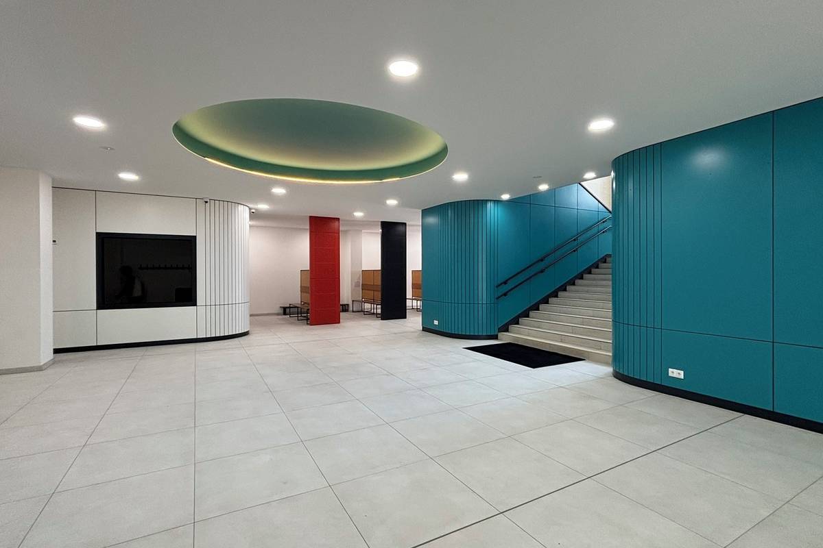 Rekonstrukce v hlavní budově Centrální školní jídelny ve Svojsíkově ulici započatá v loňském roce je hotová. Obnova se týkala vstupní haly, sociálních zařízení, šaten a administrativního a technického zázemí.  Velkou proměnou prošla právě vstupní část budovy, která byla nově dispozičně upravena a přehledněji uspořádána. Původní vnitřní příčky, zastaralé vybavení i povrchy byly odstraněny a nahrazeny moderními materiály. Nové jsou podlahy, podhledy i venkovní přístupové schodiště. Úpravami prošly také šatny a sociální zařízení, které nyní odpovídají současným standardům. Součástí prací byla také kompletní obnova technického zařízení, jako jsou rozvody vody, kanalizace, vytápění i elektroinstalace. Rekonstrukce vyšla na přibližně 12 milionů korun a probíhala za plného provozu jídelny bez výraznějších omezení pro strávníky. Foto: Radim Tuček {gallery}02026/centralka{/gallery}