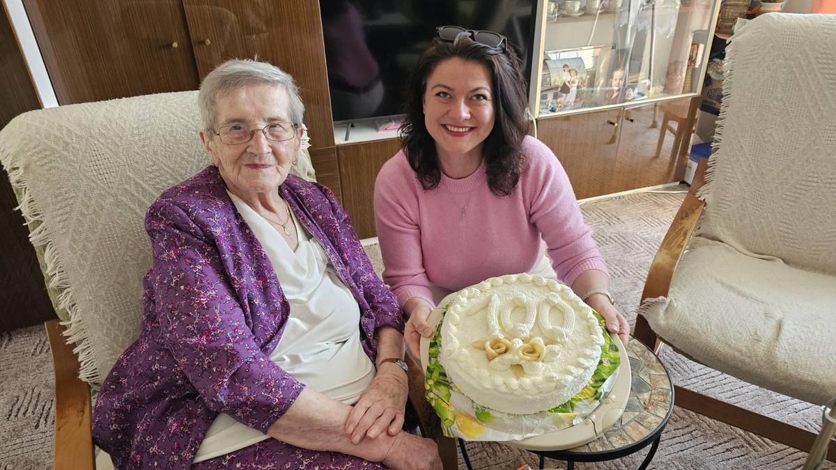 V sobotu 21. března 2026 oslavila paní Zdeňka Šustrová z Boskovic úctyhodných 100 let! K tomuto krásnému jubileu jí přišly popřát starostka města Jana Syrovátková, předsedkyně Sboru pro občanské záležitosti Vladěna Koudelková a zástupkyně Okresní správy sociálního zabezpečení Blansko. Paní Šustrové ještě jednou srdečně gratulujeme a přejeme pevné zdraví a mnoho radostných chvil.