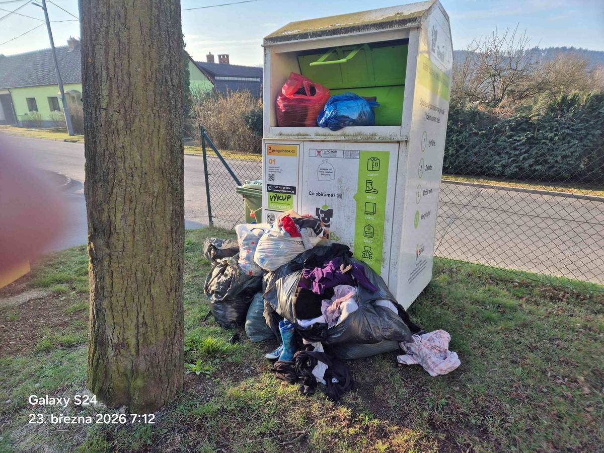 Dobrý den, opět občané, pro které nemám jméno, zakládají černou skládku kolem kontejneru na textil. Je záslužné, že využíváte tento kontejner, ale když zjistím, že je plný, tak přece není problém toto oznámit. Telefonní kontakty na obecní úřad nebo na mě jsou veřejně přístupné a my ihned zabezpečíme vývoz. Pokud zjistím, že kontejner je plný, tak oděvy si odvezu zpět domů a počkám na vyvezení. Toto platí i o dalším odpadu.  Takto odložený odpad u kontejneru nejenom, že zakládá skutkovou podstatu černé skládky, ale také hrozí, že jej zvěř roztahá a nebo jej zničí případný déšť, a to pomíjím estetickou stránku okolí. Nyní musíme všechny odpady přepytlovat, aby se zabránilo navlhnutí. Doma si udělám pořádek a na obecním je mně to jedno, ale i obecní prostor je přece nás všech, využíváme jej a mělo by být v našem zájmu, aby se udržoval pořádek i na obecních prostorách. Prosím, chovejte se na obecním jako doma, alespoň uvidíme jak to u vás doma vypadá. Josef Hemzal starosta
