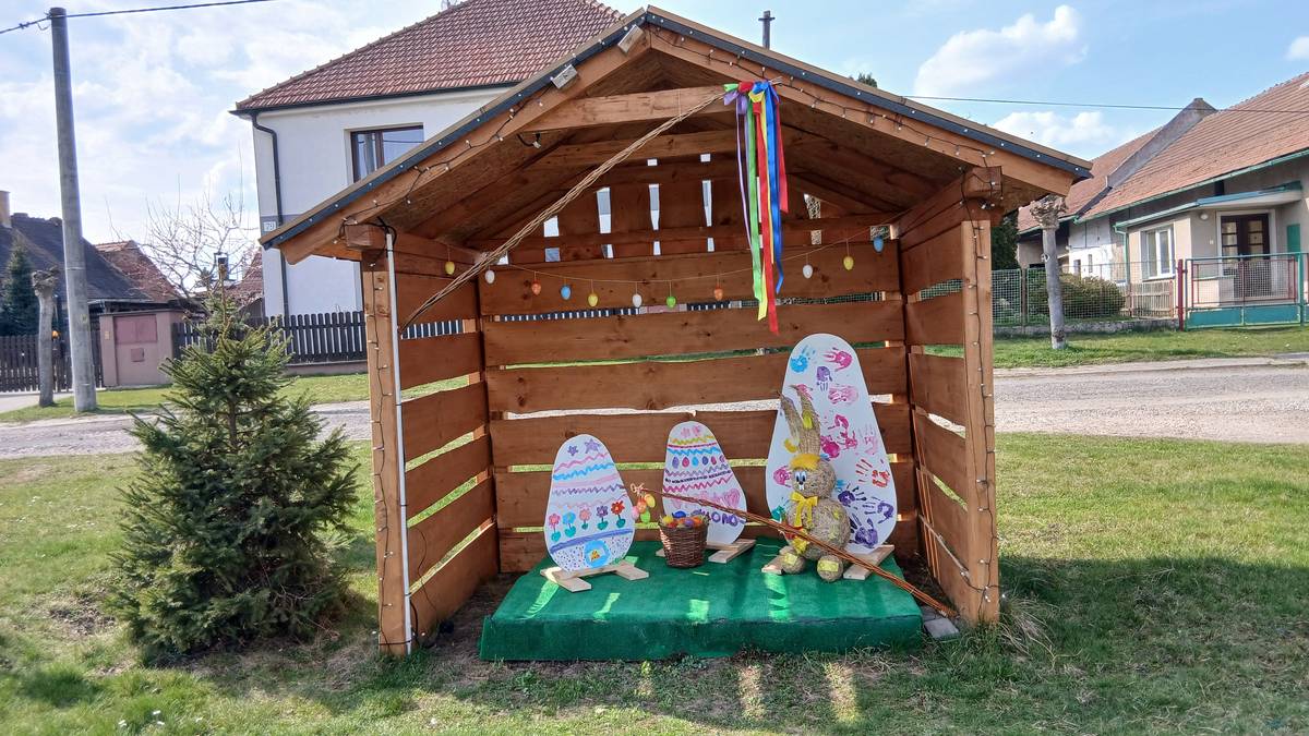 Včera se v kulturním domě uskutečnily Velikonoční dílničky a výsledek dětské tvorby si můžete v domečku u zvoničky na návsi prohlednout.