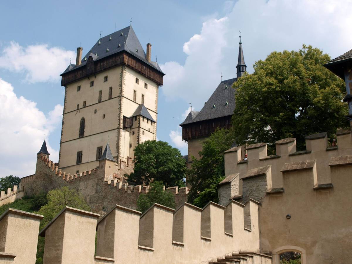 Výprava za Karlem IV. Vydejte se s námi za dobrodružstvím na jeden z nejznámějších českých hradů! Karlštejn, který založil Karel IV. ve 14. století, skrývá fascinující historii korunovačních klenotů, královských komnat a tajemné kaple sv. Kříže.