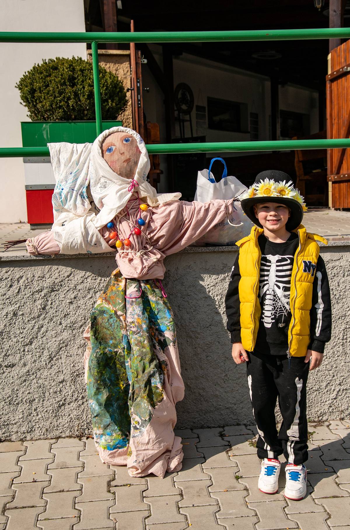 Vynášení Morany je starobylý slovanský lidový zvyk, který symbolizuje konec zimy a vítání přicházejícího jara. Naše městská část tuto tradici i v letošním roce dodržela a přesně na Smrtnou neděli byla Morana zapálena a vhozena do potoka Botiče. Nejprve se jí nechtělo odplavat, ale pak se přece jenom vydala po proudu. Tímto tradičním zvykem jsme přivítali jaro, které bude určitě krásné a plné slunce a všichni se na něj již těšíme.