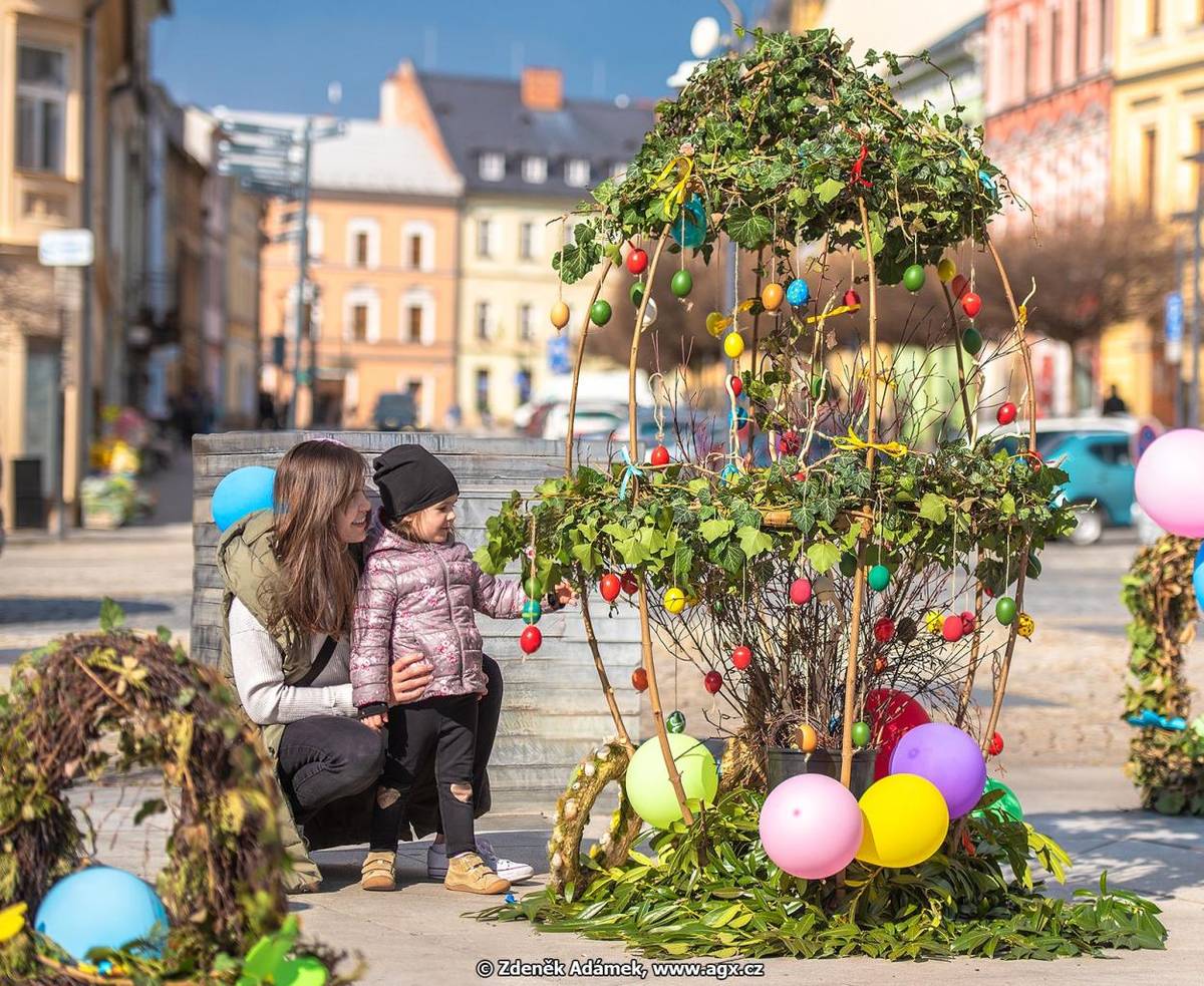 Velikonoce jsou oslavou příchodu jara, zrození a plodnosti a nejvýznamnějším křesťanským svátkem. Ve Šternberku tyto svátky opět vítáme jarní výzdobou centra města!