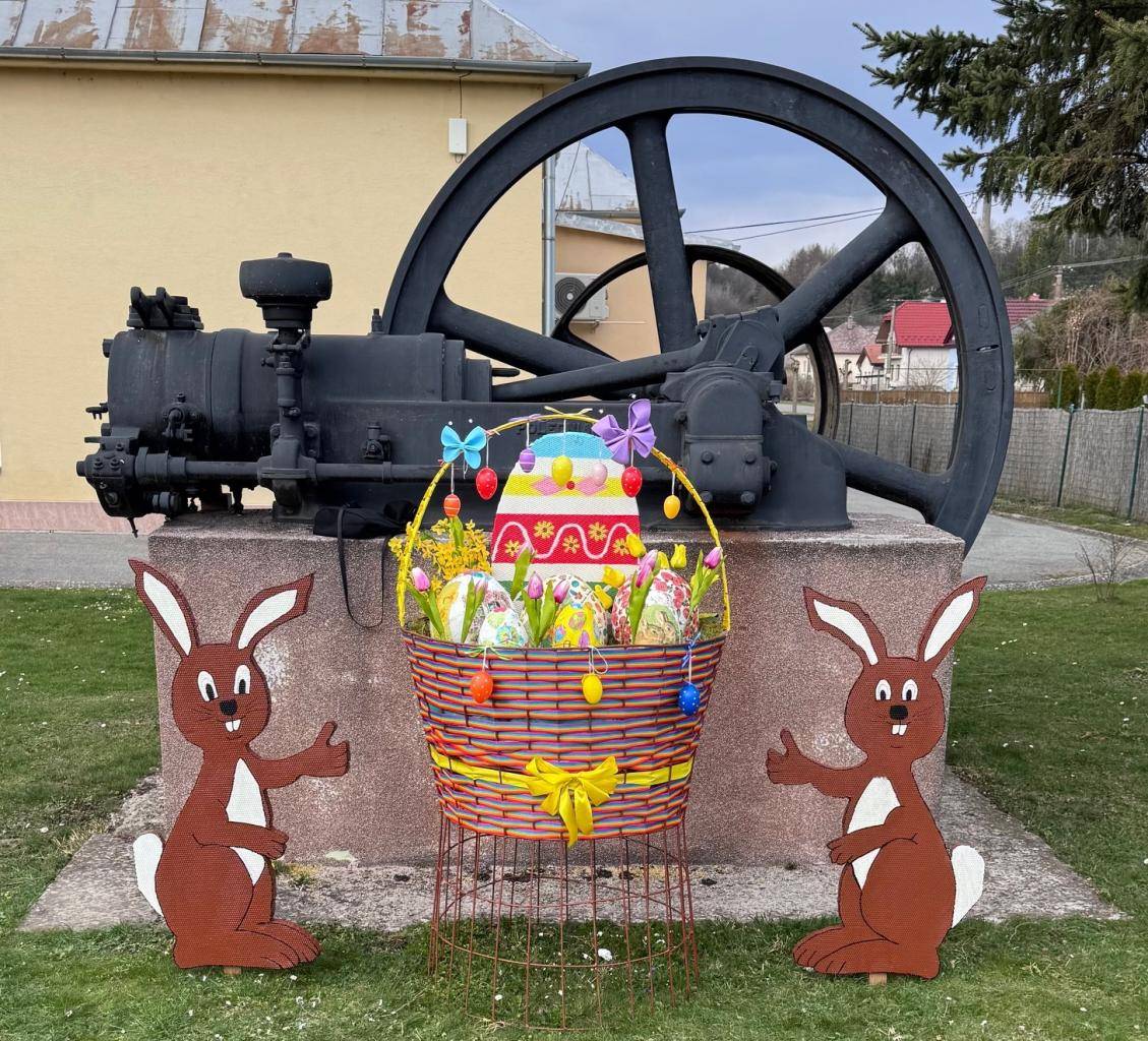 Vďaka šikovným rukám  aktívnych členom ZO SZTP prostredie obce pred kultúrnym domom ožilo veľkonočnou výzdobou.