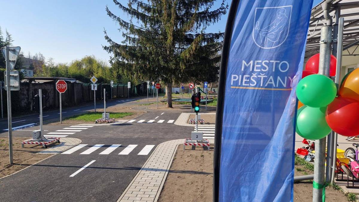 Mesto Piešťany dnes slávnostne otvorilo nové detské dopravné ihrisko v areáli Materskej školy A. Dubčeka, ktoré bude slúžiť na praktické vzdelávanie detí v oblasti bezpečnosti cestnej premávky.