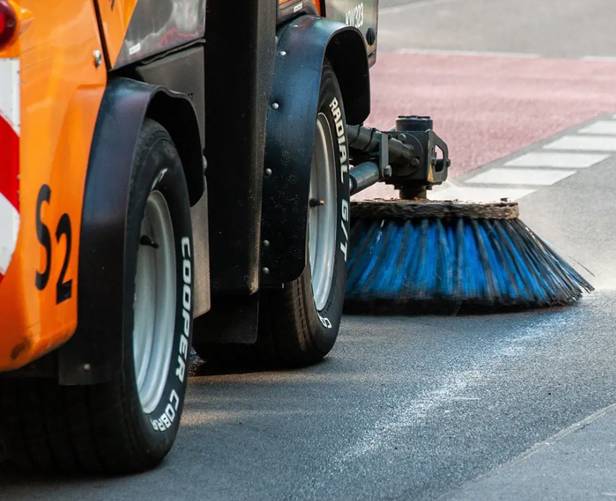 Vážení občania, od 24.03.2026 začíname s jarnou údržbou ciest v obci, ktorá zahŕňa zametanie vozovky od nánosov po zimnej sezóne. Práce začnú na uliciach 1. mája, Slnečná a Športová. Žiadame občanov, aby dňa 24.03.2026 neparkovali svoje vozidlá na uvedených uliciach popri ceste v čase od 8:00 do 14:00 hod. Ďakujeme za pochopenie.