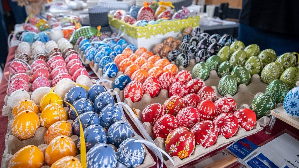 🌸 Přijďte přivítat jaro a Velikonoce na tradiční Velikonoční jarmark, který se uskuteční v sobotu 28. března 2026 v areálu Kulturního domu Hlučín. Pořadatelé připravili bohatý odpolední program, který potěší dospělé i ty nejmenší návštěvníky, a to jak uvnitř, tak i venku. Akce se koná za každého počasí.   ❤️ Srdcem akce bude tradiční jarmark, kde si můžete nakoupit originální velikonoční dekorace, řemeslné výrobky a regionální speciality. Nezapomnělo se ani na občerstvení – můžete se těšit na pestrou nabídku dobrot, které uspokojí každého gurmána.   👧 Pro děti je nachystán mimořádně bohatý doprovodný program. V Artclubu se mohou těšit na Loutkové divadélko Milana Šťastného, které je jistě pobaví.    🐥 Po celý den budou připraveny kreativní dílničky, kde si malí šikulové budou moci namalovat své vlastní vajíčko, vytvořit velikonoční ozdoby a zapojit se do dalších tvořivých aktivit.   🌷 Nezmeškejte tuto skvělou příležitost strávit příjemný den plný zábavy, kultury a tradiční velikonoční atmosféry. Těšíme se na vás!   #hlucin #mestohlucin #velikonocnijarmark #velikonoce