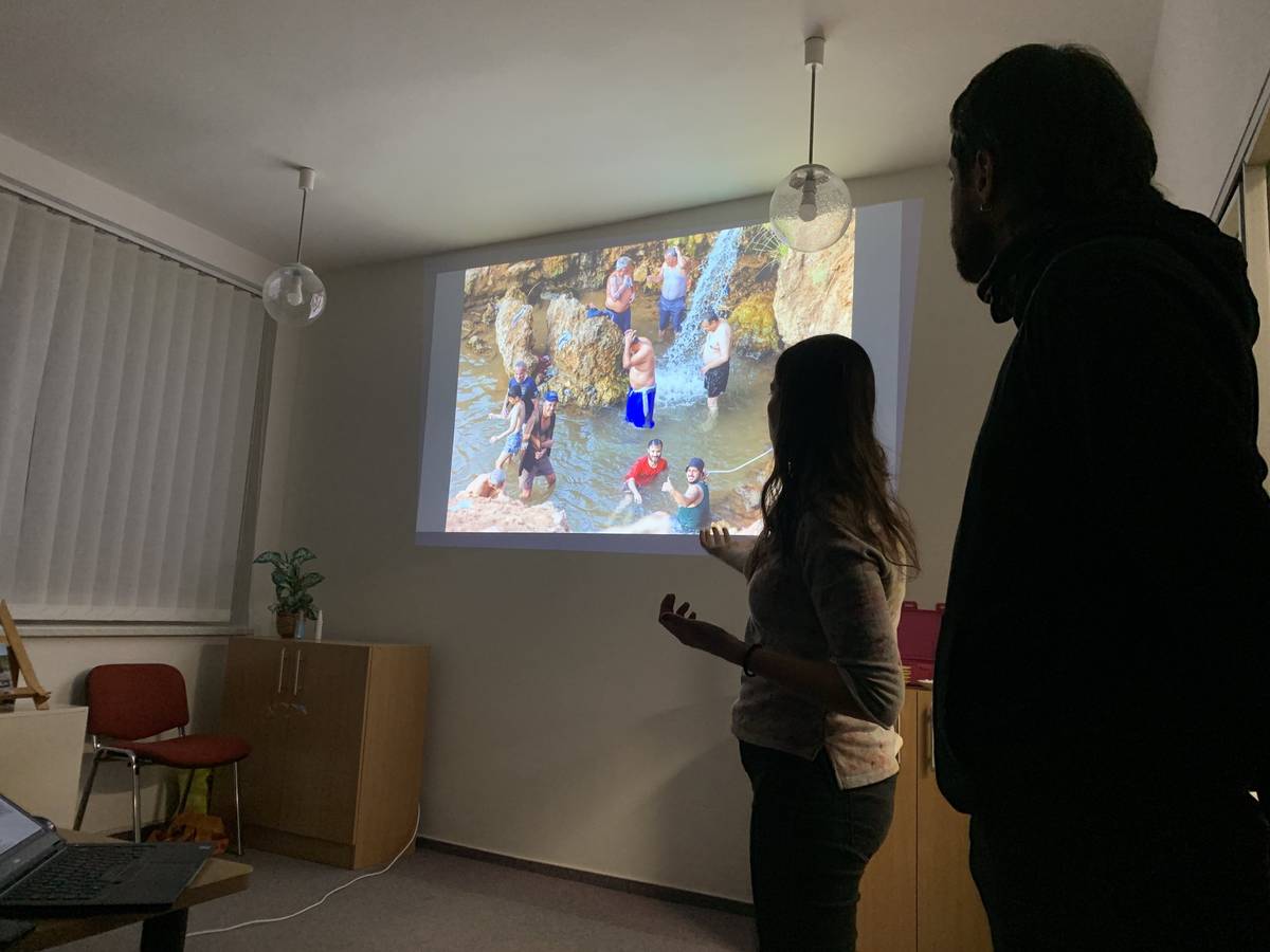 Vážení čtenáři, 📚 BŘEZEN - MĚSÍC ČTENÁŘSTVÍ 🌱 se pomalu chýlí ke konci. V březnu navštívilo naši knihovnu několik dětských skupin - čtenářský kroužek na deskohraní, obě MŠ a jedna třída ZŠ. Ještě na konci února se vydařila velmi zajímavá cestovatelská beseda s Majdou Slámovou a Andrejem Stadtruckerem, kteří cestovali napříč Blízkým východem. Seznámili nás s cestováním stopem po zemích blízkého východu a se zajímavostmi a výhodami cestování v kulturně rozdílných zemích, než je ta naše.   A co vás v knihovně čeká nového? 👉 od Majdy Slámové jsme dostali knihu Po zemi do Bangladéše  👉 AUDIOKNIHY pár známých knižních titulů na CD   👉 časopis pro děti s názvem RAKETA na téma HUMOR   👉 DESKOHRANÍ 25.3. 2026 od 13. - 17. hod.   👉 NOC S ANDERSENEM 27.3. 2026 je plně obsazena a už se těšíme na dobrodružně pohádkový večer v knihovně      Přijďte se podívat do knihovny! Vaše knihovnice Adéla Homolová